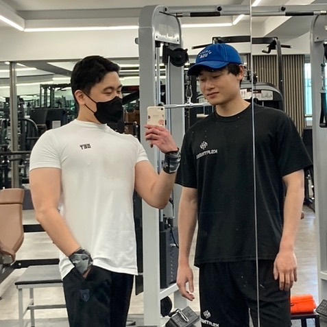 #오운완 

혼자 가슴을 조지고 있었는데 마침 minyeongjun0000 브로를 만나서 가슴데이 하신다고 하셔서

야무지게 파트너 개슴 운동 조지고 왔습니다!!

흔쾌히 파트너 운동에 응해주셔서 감사합니다🙇‍♀️

오늘도 정말 많이 배웠습니다👍👍👍

모두들 남은 주말도 파이팅🔥🔥🔥