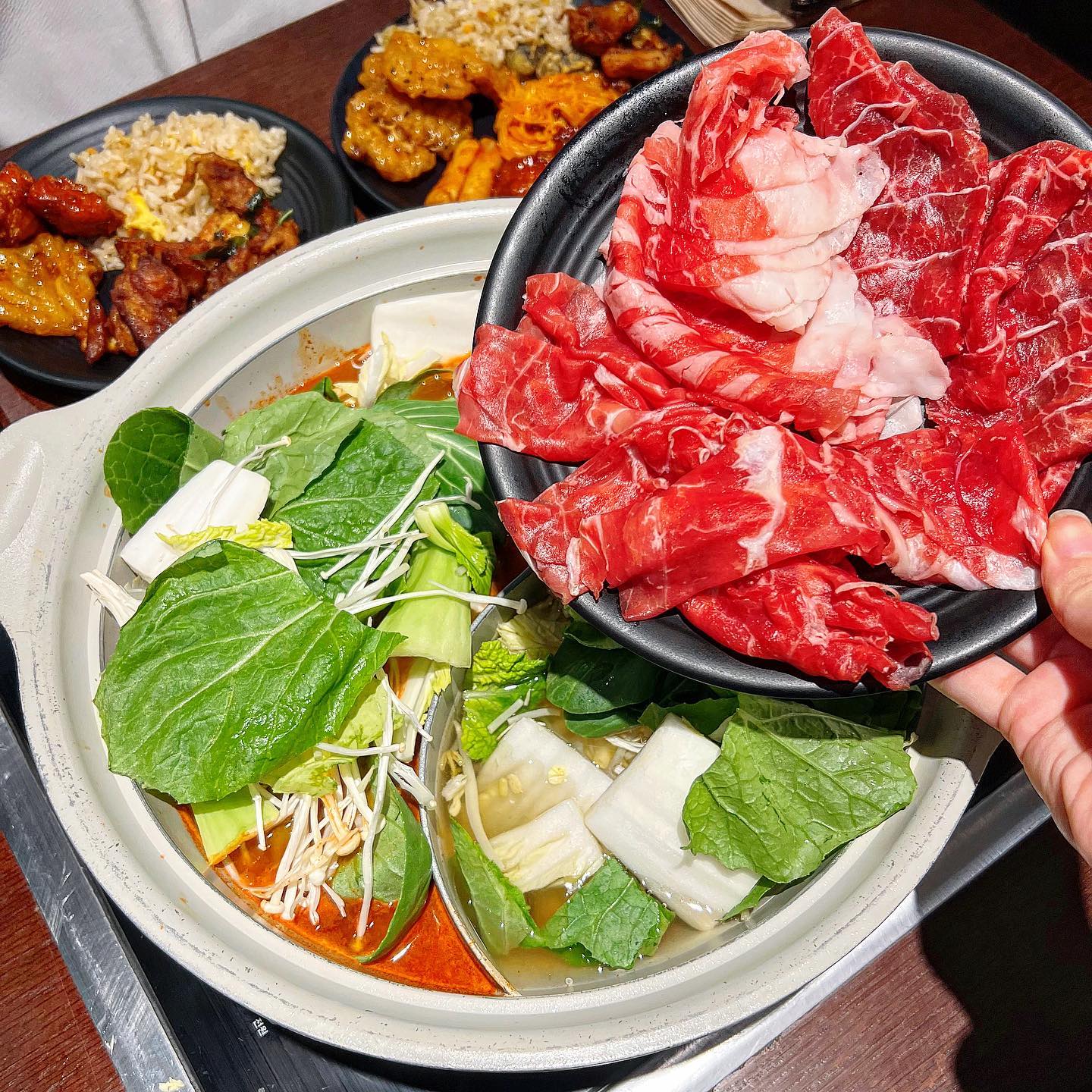 #협찬 로운 NC강서점🥘
.
약 50가지 다양한 야채와 토핑, 국물요리가 무제한인 로운샤브샤브🍽️
로운은 샤브샤브 뿐만 아니라 샐러드바도 무제한으로 이용이 가능한데
이번에 샐러드바 신메뉴로 마라샹궈와 꿔바로우메뉴가 새로 나왔다고 해서 방문해봤음👻

샤브샤브냄비는 1인당 1,000원 추가하면 반반냄비로 바꿀수 있는데
우리는 바꿔서 매콤육수와 기본육수 반반으로 먹었다
그 외에도 다양한 육수가 있어서 취향껏 골라먹기 넘 좋았고 마라육수도 있어서 이번 신메뉴 포함 마라 좋아하시는분들께 추천하고싶다😉
샤브샤브는 고기가 부위별로 3가지 준비되어있는데
고기도 잡내없이 신선하고 야채도 모두 신선해서 깜짝 놀랐음
샐러드바 종류도 다양하고 디저트 후식메뉴까지 짱짱해서 배터지게 먹고왔음👍
.
#강서맛집 #마곡맛집 #로운샤브샤브 #로운 #샤브샤브무한리필 #훠궈 #뷔페 #가성비뷔페 #샐러드바 #셀프뷔페 #소고기무제한