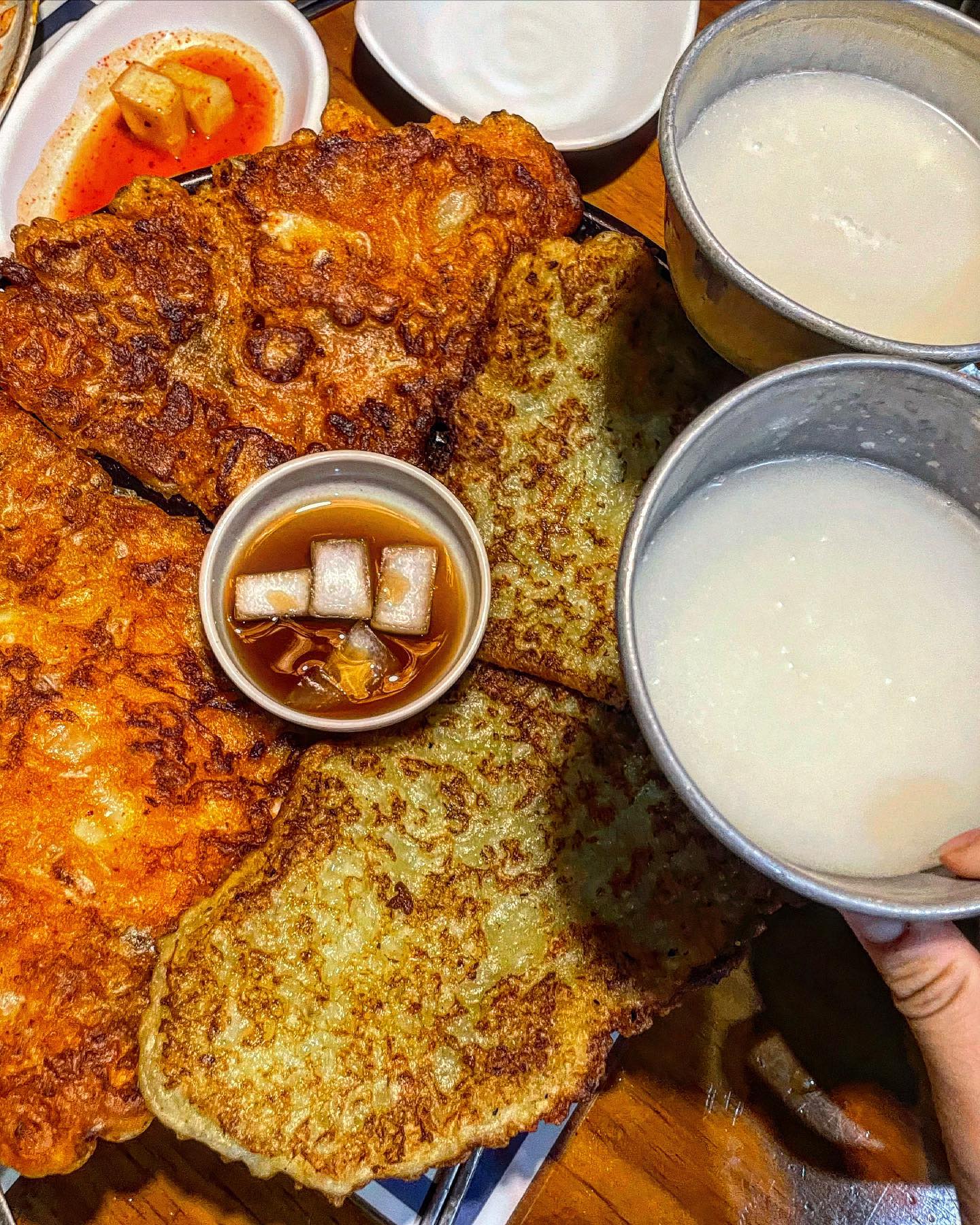 📍 yondaepo 신촌 연대포 🍶

반반전으로 김치전과 감자전을 함께 ! 💖 
지평막걸리와 함께 캬 😂👍🏾~~~~~ 
주말 제대로 즐기기 아예 완료 😍✨

#신촌 #막걸리 #지평막걸리 #김치전 #감자전 #먹스타그램 #먹스타 #맛스타 #먹팔 #먹팔맞팔 #맞팔먹팔 #mukbang #mukjye #전맛집 #신촌술집 #신촌맛집
