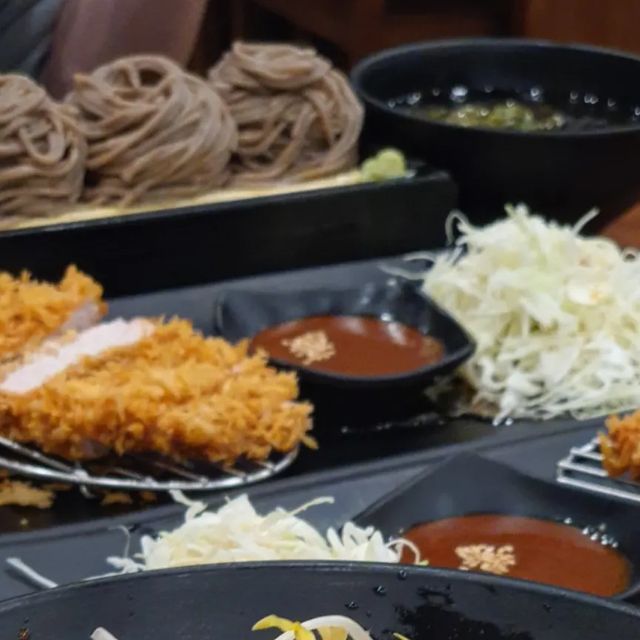 박진쮸 on Instagram: "#협찬 소바매니아라면 다들 알고계실 삼동소바 But 판교점에서만 맛볼 수 있는 #짬뽕소바🙊💕 반죽부터 직접하는 근본 소바면이라 뜨근한 '온소바'도 정말 맛있지만 이