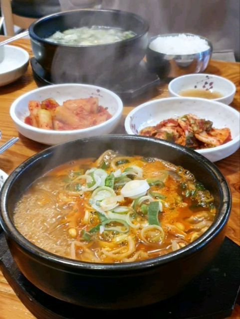 서울맛집 직진진쮸 | 강남맛집▪︎용산맛집 외 다수✨️ on Instagram: "#협찬 강남/양재 로컬 맛집 곰바로곰탕 출격!

한우를 매일 전통가마솥에서 장시간 삶아
우려낸 국물로 내주는 #곰바로곰탕

혼자만 알기 아까워서 이웃님들께
소문 내 봅니당~>-<

🥘#한우곰탕 11,000
곰바로곰탕 오리지날 메뉴로 깔끔하고
소고기 육향이 미쳤어요~!! 😊

깍뚜기와 배추김치를 곁들여 먹으면
정말 극락이에요~!! ☺👍

보시는 것처럼 양도 넉넉해요🙊

🥘#얼큰곰탕 12,000
한우곰탕에 다데기만 넣은거 아닐까?
라고 생각하신다면 오산이에요!

한 차원 더 깊어진 양념과 국물의 조화ㅠㅠ
진쮸는 얼큰곰탕이 좀 더 취향이네요

근본 메뉴로 인정!!!

아니근데 먹는 중간에 사장님께서
왕만두 서비스를 해주시지 모에요🥺❤

다 먹으면 서비스 매실차와 사탕을
후식으로 먹을 수 있어요~
#동네사랑방 재질~

#로컬식당 답게 중간중간 동네 아저씨들이
10분만에 후루룩 드시고 가시는 모습이
인상적이었습니다 ㅎㅎ

몸에도 좋고 부담없지만
너~무 맛있는 곰바로곰탕
애정하는 가족, 친구, 동료들과
강남에 들리면 꼭 방문해보세요!

🔆서울 강남구 강남대로62길 31
🔆11:00 - 23:00 (3-4시 브레이크)
🔆일요일 휴무
🔆제로페이 가능

#강남곰탕 #강남맛집 #양재맛집 #강남국밥 #강남로컬식당 #직진진쮸 #리뷰노트 #먹스타그램 #먹팔해요 #선팔맞팔 #먹팔 #좋아요반사 #좋아요 #likes4likes #강남 #gangnam #도가니탕 #보양곰탕 #강남직장인맛집"