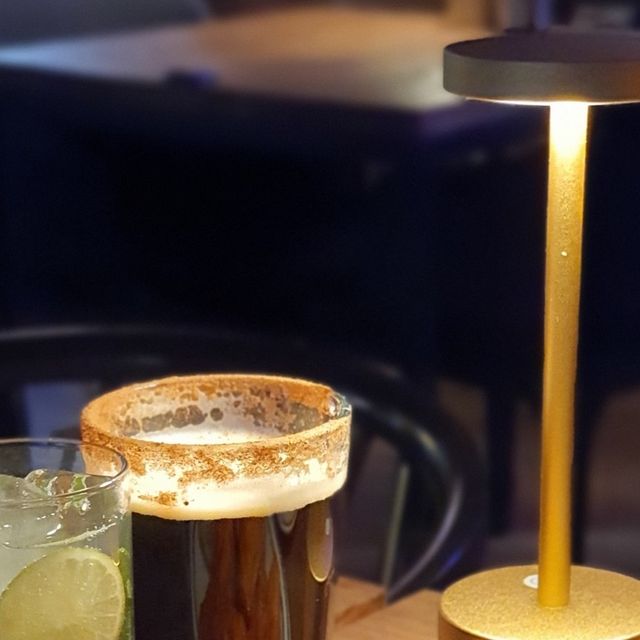 박진쮸 on Instagram: "#협찬 압구정에 찐 미국 버팔로윙 파는 분위기 좋은 Bar 발견!!!🥰 치킨(고기)매니아인 진쮸가 먹어본 바로 맛 또한 훌륭해요!!! TASTE GOOD 😋 #버팔로윙 맛이 여러가지 있는