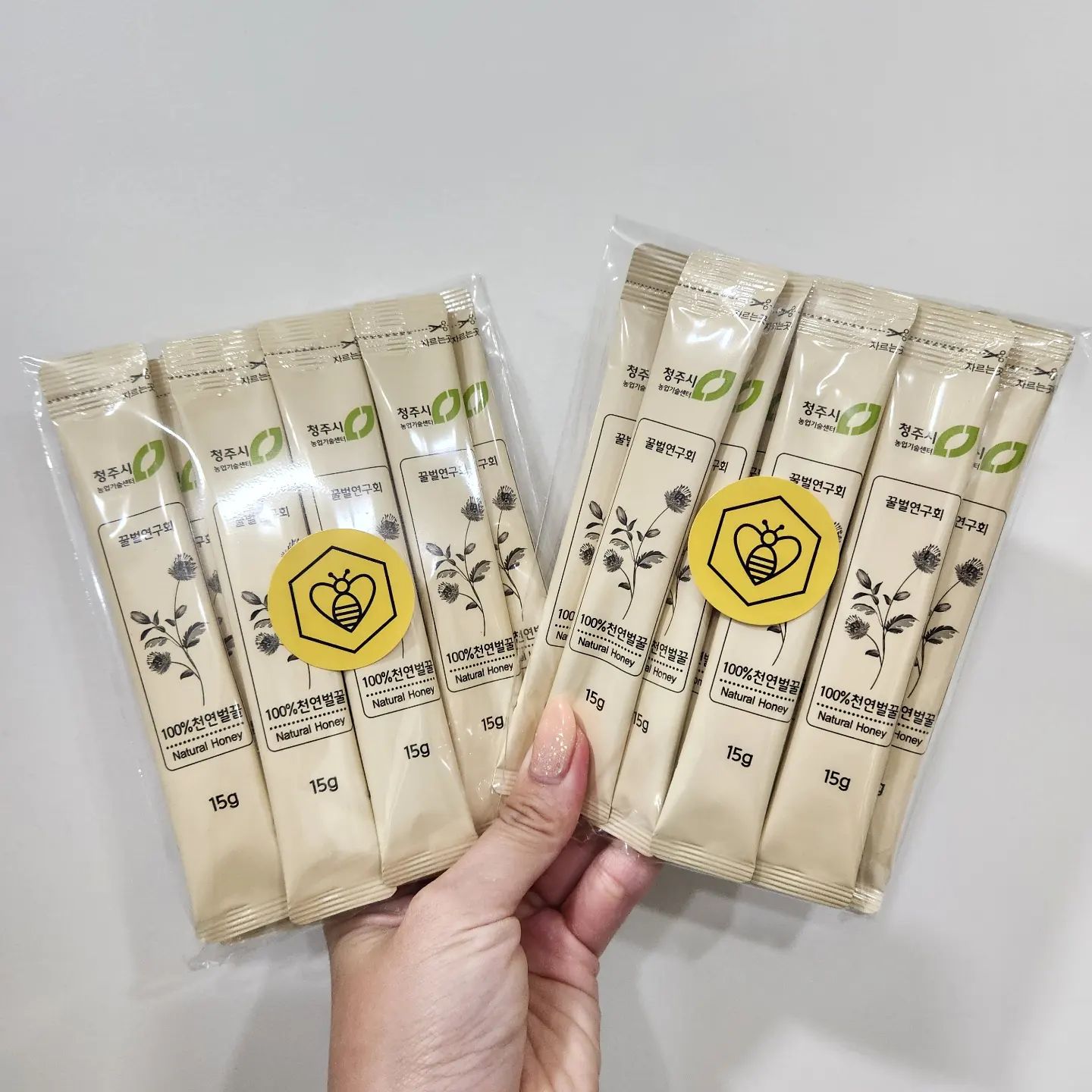 #벌꿀 #국내산벌꿀 

아는오빠가 판매하는 벌꿀인데 무항생제, 무방부제로 만든 유기농 국내산벌꿀!! 스틱형이라서 갖고 다니면서 먹기 편하고 맛도 너무 맛있어요~!! 포장도 벌집마냥 귀엽게 포장되있고
면역력 강화에도 좋고 다이어트, 피로회복에도 좋아서 사랑하는사람들한테 선물하기도 딱 좋아요~😊
감기 걸리기 딱 좋은 요즘 사랑하는사람들 건강 챙겨주세요~🙂