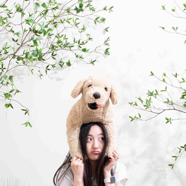 지히야 on Instagram: "#협찬 안녕하세요? 저는 이번에 @studio_illusia 셀프촬영 후기를 공유하려고 합니다🙌😎 배경을 공들여 만든 것이 바로 느껴지는 푸릇푸릇한 숲 속 느낌이었어요. 배경과