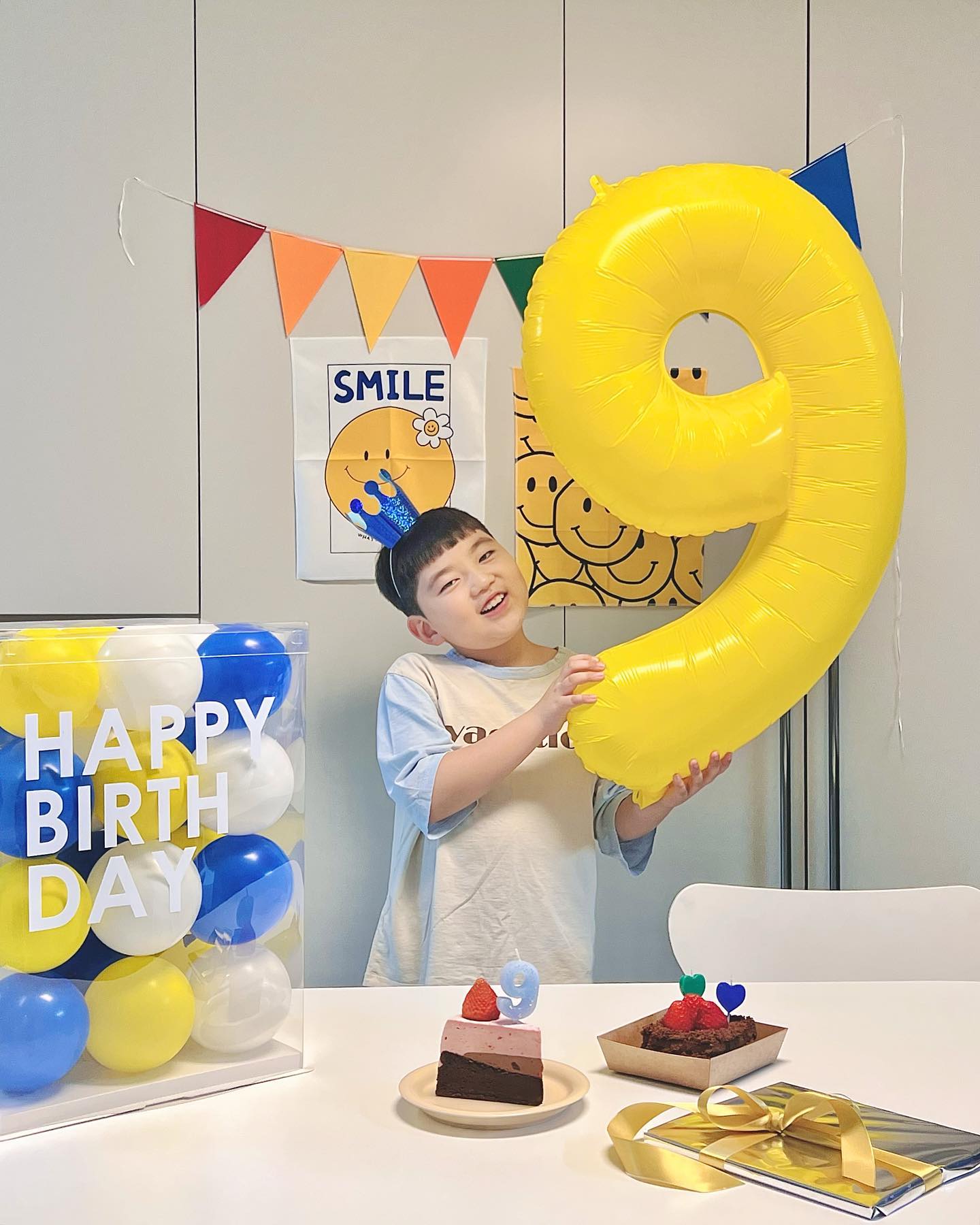 HBD💛

벌써 아홉살이누 울횽아💛
#아홉번째생일

더 잘챙겨주고 싶었는데🥲

요즘 엄마가 시간이 모자란
나날을 보내고 있어서
이렇게라도 생일 포토존을🫣

그래도 좋다고 싱글벙글한 모습에
엄마는 녹는다 녹아😍

정신없는 엄마대신
아빠가 미역국도 끓이주고
인증샷이 음네 ㅋㅋㅋ
#기념적인일#아빠가달라짐

울 횽아 오기전,
짧은시간안에 아빤 국 끓이고
엄만 생일포토존 차리고
일사천리로 마무리🎉

콕찝어 가지고 싶단
페이퍼윙즈책 까지 로켓배송으로
아슬아슬하게 오고 ㅎㅎㅎ

어쩌던동
#햅삐#생일

사랑해❤️
#우주만큼땅만큼하늘만큼
#그보다더더더더더더더더