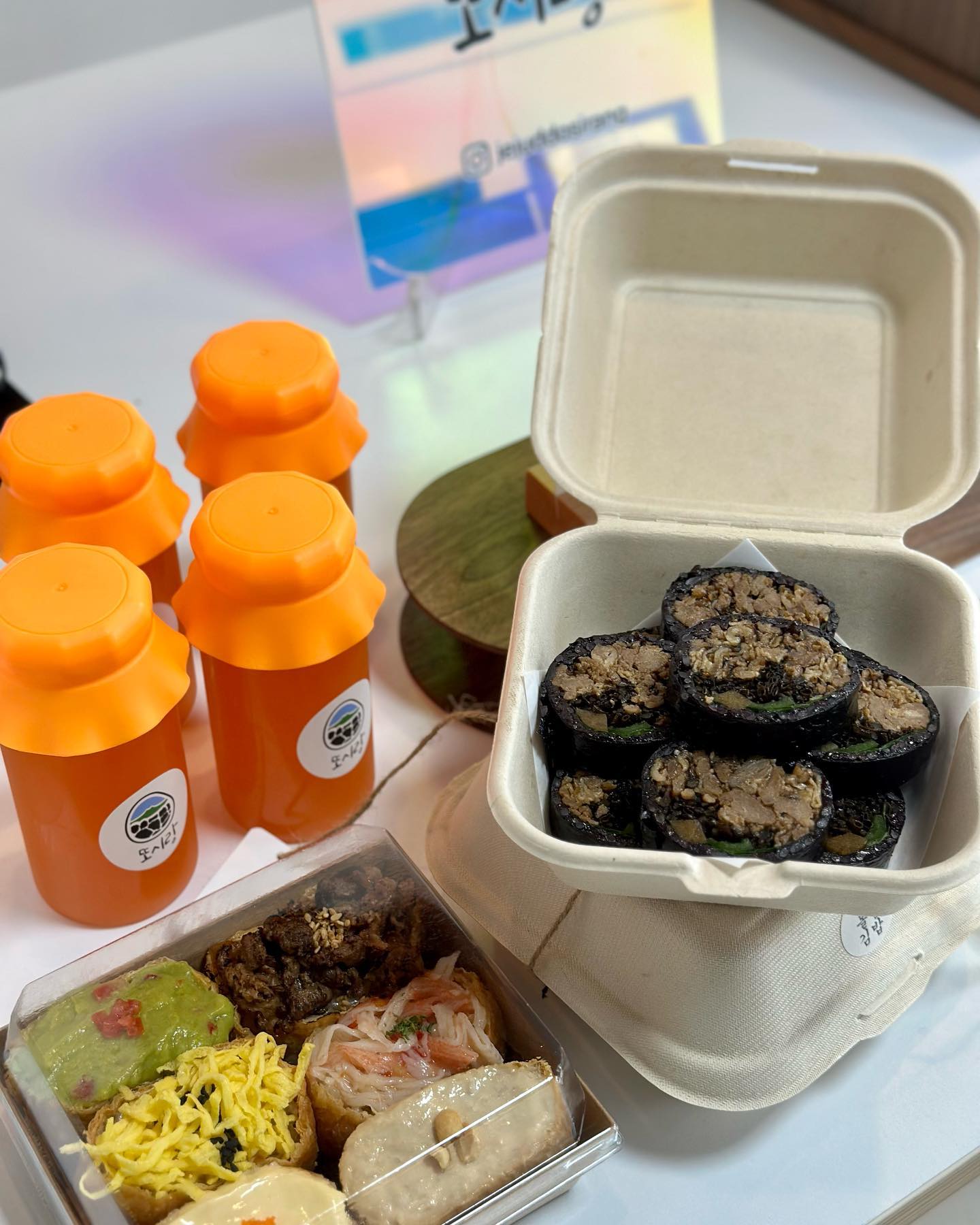 #제주또시랑
 
제주 공항 근처 테이크 아웃 전용 매장의 김밥 맛집

📃 돌담김밥+사과당근주스 12.0
📃 또시랑유부 + 사과당근주스 12.0
✔️ 한정 이벤트할 때 다녀온 가격.
 
✔️사과당근 주스는 붓기 빠지는 효과도 있는 건강한 주스
✔️ 제주 흑돼지와 톳, 우엉, 깻잎이 들어가있는 돌담 김밥.
 같이 제공되는 와사비 마요 소스를 콕 찍어먹으면 꿀맛
✔️ 흑돼지 바싹 불고기, 우도 땅콩 참치 마요, 칠리소스 크래미, 
  또시랑 구아카몰, 계란지단, 날치알 명란 마요
  6가지 맛으로 구성된 큰 사이즈의 또시랑 유부

돌담 김밥이 다른 데서 맛보지 못할 이색적인 메뉴라 추천🫶
-
#또시랑 
🚩 제주시 연북로 724 (화북이동 5547)
⏰ 매일 09:00 - 16:30
☎️ 010-2600-8891
🅿️ 건물 뒤편 세차장 쪽 주차 가능
✅ 최소 3일 전 예약