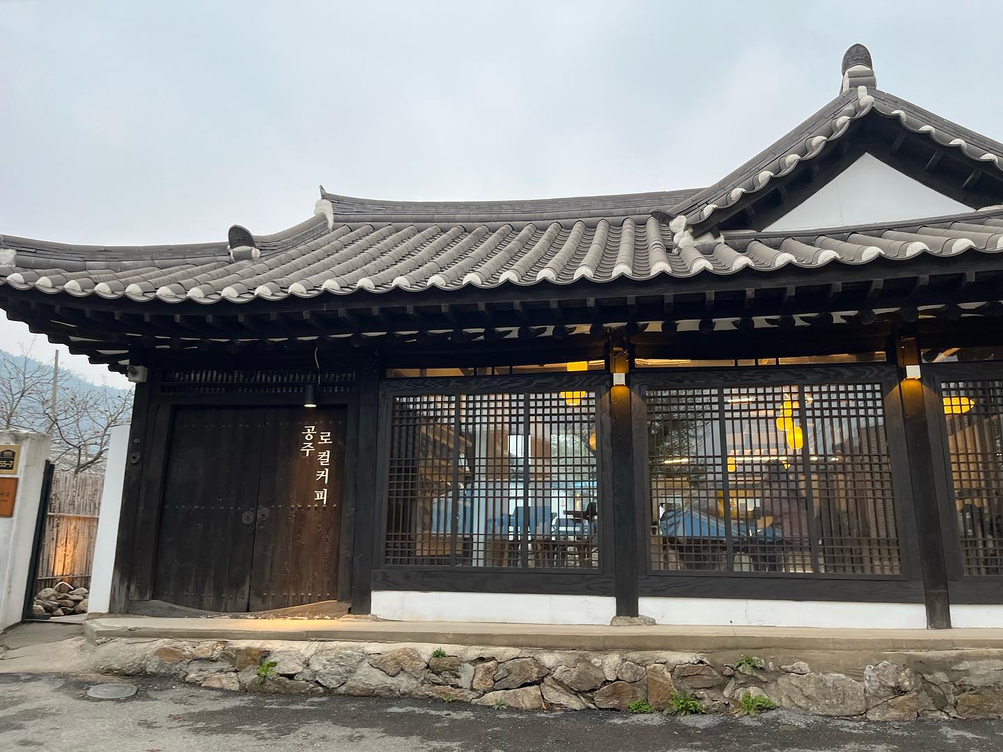 #로컬커피

📍충남 공주시 용당길 55-7

얼마전부터 가고싶었던 공주 나들이🌼
갑자기 내린 비로 날씨가 확 쌀쌀하던 날 방문한 공주 로컬커피!
한옥이 너무 멋진 곳이었다🥹
친구의 친구 소개로 간 곳인데
완존 성공성공🫶🏻

여기서 라떼 마시고
한동안 라떼만 마시는중👍🏻
커피도 맛있고 분위기도 좋아서 
만족스러운 하루😘
