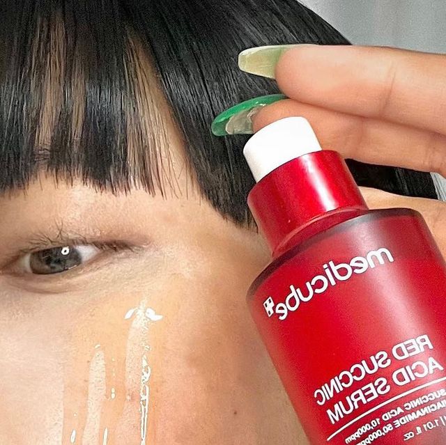 아 현(𝘼 𝙝𝙮𝙪𝙣 𝙎𝙝𝙞𝙣) on Instagram‎: "#광고 @medicube_korea

뾰루지 날때마다 거부할 수 없는 내 손길은
무지막지한 흉터를 남기고,,

메이크업으로도 안가려지는 
색소침착😖

또 레이저로 통장 와장창 털리던 날들,,💸
Good bye다❕

좋다는건 고함량으로 다 떼려넣은 듯한 이 ‘흔적세럼’은
솔직히 메디큐브 제품을 엄청 사랑하는 나이기도 하지만

유전적으로 멜라닌 색소가 과다 분비된 나한테는
최적의 실험물☺️,, 그리고 나는 그 결과물.

딱 2주동안 사용해봤습니다.❛‿˂̵✧ 

고함량인만큼 텍스처가 끈적끈적해서
바르고 나면 손에 묻어나는 잔여감이 썩 좋지만은 않지만
확실히 피부에는 좋은 것 같습니다.

흔적아닌, 속보습을 개선해서
손상된 피부 장벽을 촘촘하게 세워주고
피부결까지 매끄럽게 만들어 주네요:)

붉은기피부도 잠재워줄 수 있는 
아주 순한 제품으로 나왔어요🤭🤭

믿고쓰는 메디큐브 알죵?
＼＼\\٩(˃̶͈̀௰˂̶͈́)و //／／

#메디큐브 #medicube #AD #메디큐브흔적세럼 #색소침착 #흔적엔석시닉 #메디큐브필링세럼 #석시닉애씨드흔적세럼 #붉은기진정 #흔적세럼"‎