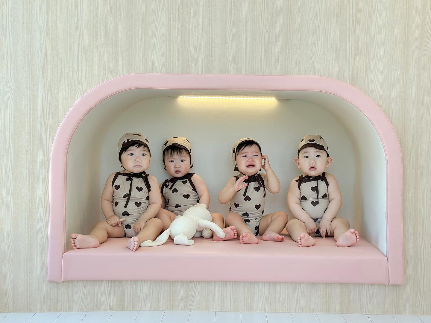 한컷에 담기힘든데 귀여웡🤎
하준유준 수영복 한사이즈 큰건데요,,배에 무슨일있나요👀
