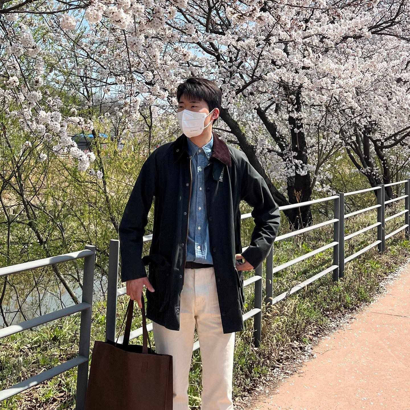 #barbourwayoflife #바버자켓 

바버와 함께한 봄 코디 모음🌸

평범한 일상을 특별하게 만들어주는 바버자켓입니다.

소장하고 있는 6개 모델들로 봄 코디를 해봤습니다.

클래식하게 스타일링하는게 정석이긴하지만, 캐주얼하게 풀어도 매력적이더라구요!

📌172cm 60kg 기준 모델 사이즈 정보입니다

1. 바버 인터네셔널 A7 오리지널 38
2. 바버 인터네셔널 듀크 S
3. 바버 리데스데일 퀼팅자켓 S
4. 바버 인터네셔널 아리엘 퀼팅자켓 M
5. 바버 뷰포트 왁스자켓 세이지 36
6. 바버 비데일 왁스자켓 38

착장 및 사이즈 문의는 DM 주시면 답변드리겠습니다💌

barboursouthkorea 

#바버비데일 #바버뷰포트 #바버인터네셔널 #바버퀼팅자켓 #바버아리엘 #클래식룩 #바버재킷 #바버 #벚꽃바버 #barbour #barbourjacket