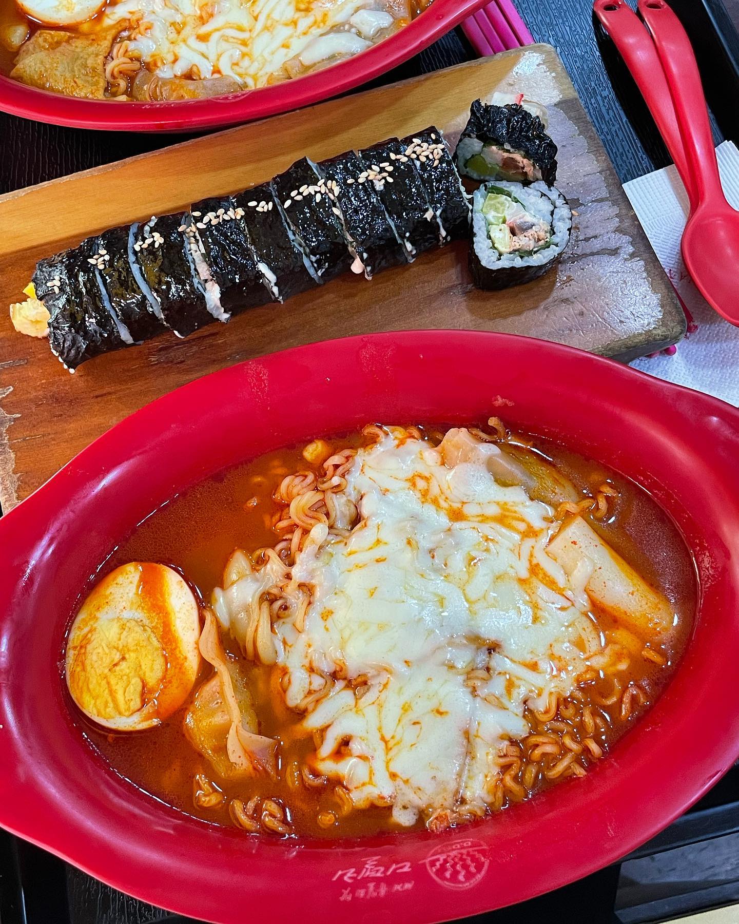 #디델리 추억의 라볶이 맛집! 어렸을 때 많이 왔는데,, 언니랑 오랜만에 가봄🫥 가격도 치즈라볶이 2개랑 김밥 세트가 12500원🥹 세상 저렴스,, 라볶이도 달달하니 맛있어,,여긴 국물이 진또배기라 김밥 푹 적셔서 먹어줘야됨!

#디델리본점 #은행동맛집 #라볶이맛집