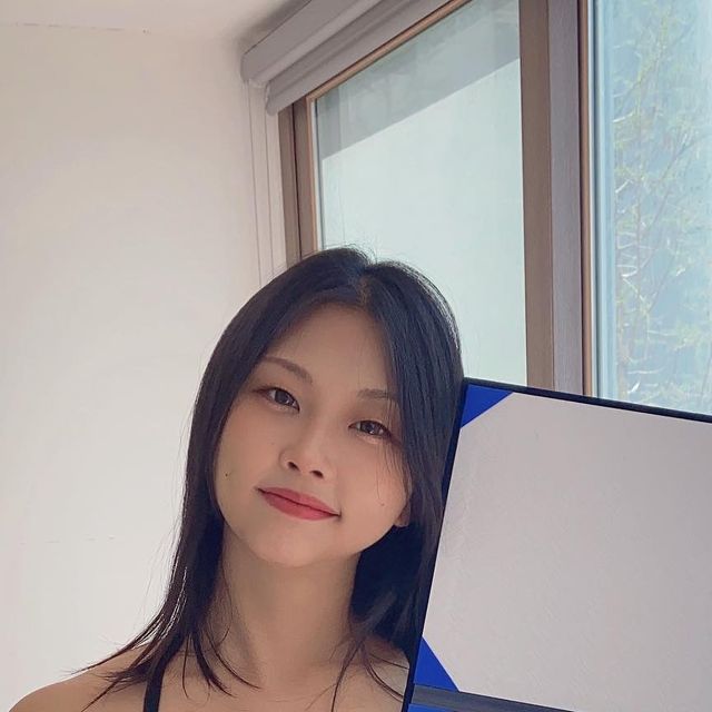 가좌동헬스장 | 가좌동pt | 터닝포인트짐 정혜린TR on Instagram: "#코어다이나믹 #수료증

무려 1기 수강생😁
수료증 발급이 가능해졌다며 보내주셨어요! 
운동복 갈아입고 있는데 
남편이 찍어준다고 해서 집에서 찍어 봤어용

코어 훈련은 매트필라테스 할 때도 필수여서
요즘은 반동없이 동작하는데 집중하고 있는데
코어다이나믹 세미나가 정말 도움이 됐었어요!
더 열심히 정진해서 결과물은 6월초쯤에..
무슨 결과물인지는… 비밀…🤫

사실 수업했던 케렌시아 피트니스가 
바로 집 앞이라 스캔했던 곳으로 
내일 원정 가보려구요 

오늘은 집 앞 24시 헬스장 
잘 먹어서 그런가 레그프레스 100kg쌉가능
어 괜찮은데?싶어서 
원판 더 꽂을때 뿌듯한거 저만그래요?!🤣🤣
그래봤자 파도에 발도 안 담근 헬린….

그나저나 젝시믹스는 대체 얼마나 마른 사람들이 입는거에여?!
짱짱해도 정도가 있어야지 😡
화 그만내고 부유방이랑 부종 빼야지….

#헬스 #헬린이 #오운완 #헬스하는여자 #운동복 #운동소통 #운동맞팔 #다이어트소통 #젝시믹스 #레깅스 #수료증 #자기관리 #자기계발 #주말 #일상 #부부스타그램 #셀카 #셀스타그램"