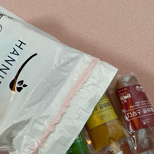 가좌동헬스장 | 가좌동pt | 터닝포인트짐 정혜린TR on Instagram: "#한입단백질스무디 무료 맛보기세트 드려요 !

싱싱한 생과일에 미국산 유기농 단백질 orgain
한 파우치에 건강함이 가득한 
한입단백질스무디! 
딸기 / 망고 / 바나나샐러리 
세가지 맛 새콤달콤하고 산뜻한 맛이 너무 좋아 
이번 설연휴 선물세트 구성으로 
다음주 12일부터 공구를 하려고 해요! 
그 전에❤️❤️ 무료 수량이 확보되서 
이벤트를 진행합니다 ><!!!

매일 한개씩 간편하게 한끼대용으로 드실 수 있는 
한입단백질스무디를 
맛별로 구성한 맛보기 세트
맛별로 한개씩 총 3개입 세트를 
딱 두명에게 선물 드릴수 있도록 
수량을 확보했어요! 

싱싱한 과일과 단백질을 넣고 
주문당일제조 급속냉동 후 익일배송하는 시스템 
월요일에 당첨자분들 주소 넣으면
다음날 아이스박스 포장된 것을 받으실 수 있어요. 

요 맛보기 세트 받아가실 두분! 
이벤트 참여하신 분들 중 추첨합니다. 

✅이벤트 참여방식 
@helin_jung 팔로우는 기본⭕️
스토리에 게시물+helin_jung 태그 후 
댓글에 참여완료 + 한입단백질스무디를 선물하고 싶은 누군가에 대해 작성해주세요 
ex) 통통한 저희 조카에게 선물하고 싶어요. 
입맛없으신 부모님께 선물하고 싶어요. 

두가지 모두 완료하신 분께 추첨번호 드립니다! 

✅이벤트 기간 
지금부터 1/8일 자정까지 

✅당첨자 발표 
1/9 오전 11시 

많이 많이 참여해주시고 소문내주세요! 
#공구예고 
공구 구성은 일주일분(7개) 한달분(30개) 
준비했어요 ☺️
설 선물 생각하는 분들 기다려주세요💟

#한입 #일상 #주부스타그램 #육아소통 #살림스타그램 #이벤트 #무료이벤트 #다이어트 #식단소통 #다이어트소통 #운동하는엄마 #운동하는여자 #운동하는직장인 #워킹맘 #선팔하면맞팔 #공구 #공구마켓 #단백질스무디 #스무디 #과일스무디"
