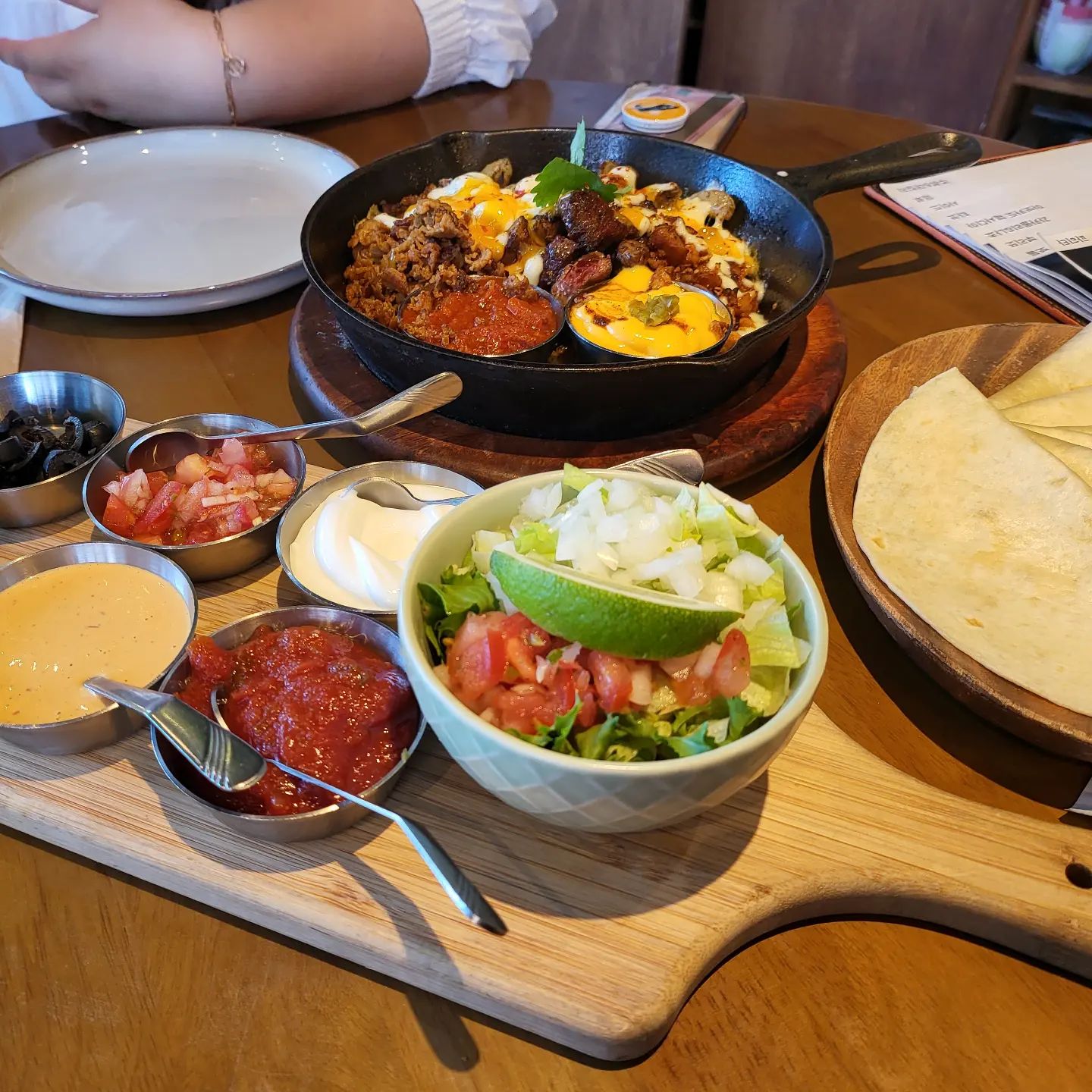 _

저번주 친구들과 먹부림
울산맛집이랬는데
그냥 그랬오...

#울산 #삼산 #맛집
