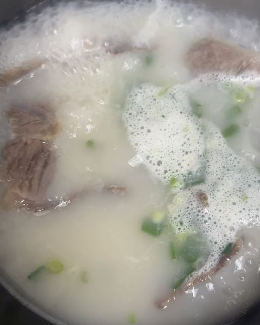 👸백설👸 on Instagram: "#광고 국풍설렁탕
진득하니 맛있는 국풍설렁탕! 
밥한그릇 뚝딱!
따뜻할때 깍두기와 먹으면 더욱 맛있는 국풍설렁탕!
끓이기만 하면 되니 넘나 편하고 좋다>_<

#설렁탕맛집#도가니탕#설렁탕택배#부모님선물#몸보신음식#국풍밥상#사골#곰탕#설렁탕밀키트#국밥#스지탕#사골육수"