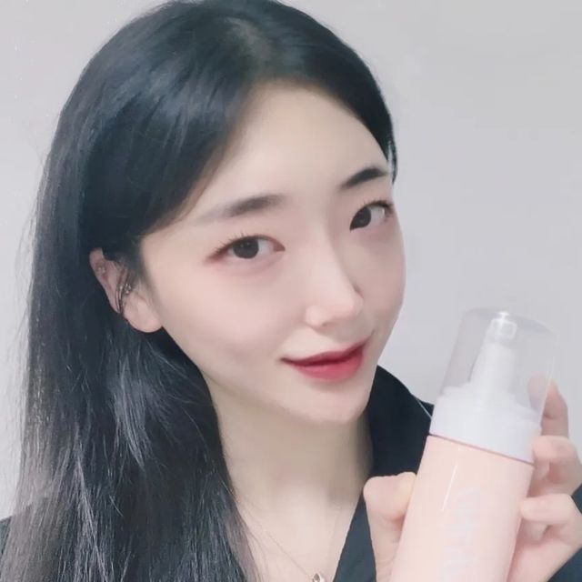 유지원 on Instagram: "#광고#빛나#vyttna#온리뮤#onlymmue#팜므파탈#여성청결제#냄새제거#튤립향#보습#y존케어#y존#약산성#저자극#식물성#이너뷰티#이너퍼퓸#온리뮤팜므파탈#여성세정제#여성질세정제#자기관리#여성청결제추천#관리하는여자#오운완

씻은 후에도 건조하지 않고 산뜻한 느낌!
향긋한 튤립향으로 냄새 고민 해소에 도움을 주고 만족감이 높은 제품이에요! 

벌써 여러번의 청결제 제품리뷰인데 다른제품보다 좋았던점은 버블타입으로 되어있어서 거품이 다른 제품보다 자극없이 씻겨주고 향이 너무 오래 향긋하게 지속된다는 점이에요! 

식물성 계면활성제인데도 거품이 잘나고 부드러워 향이 독하지 않게 은은하게 지속된답니다! 식물성 태반 추출물, 아미노산 복합체, 약산성처방에 식물 혼합 추출물과 유산균 발효용해물이 들어있어요^^* 

누르는 느낌도 좋고 케이스도 예쁜데 용량도 많아서 오래 두고 쓰겠어요! 씻고나면 확실히 다른제품보다 더 개운한 느낌이 들어요~ ㅎㅎ"