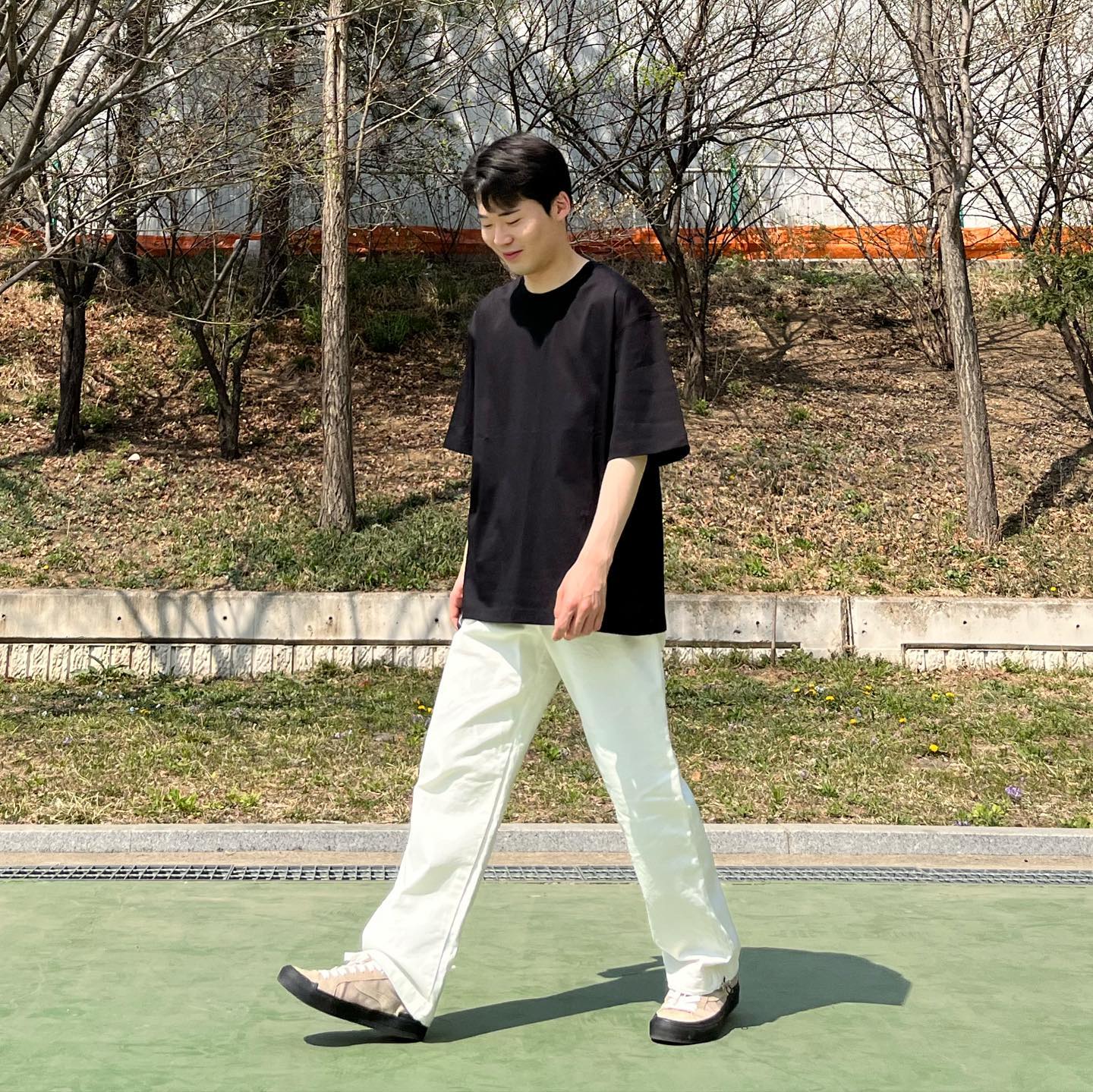 #협찬 #주앙옴므

여름 필수템 기본 반팔티👕

원단이 실크처럼 부드럽고 터치감이 좋더라구요👍

프리미엄 무지티를 찾는 분들에게 추천드립니다😄

✔️ PREMIUM DOUBLE SILKET T-SHIRTS 

🧥- lyceenne_wear 
👕- juan_lofficiel 
👖- justsaturday_official 
👟- oddcirkus_kr 

#juanhomme #반팔티추천 #여름남자코디추천 #크림진코디 #크림진 #검정반팔 #기본티셔츠 #기본티추천 #기본티맛집 #기본반팔 #무지반팔 #무지반팔티