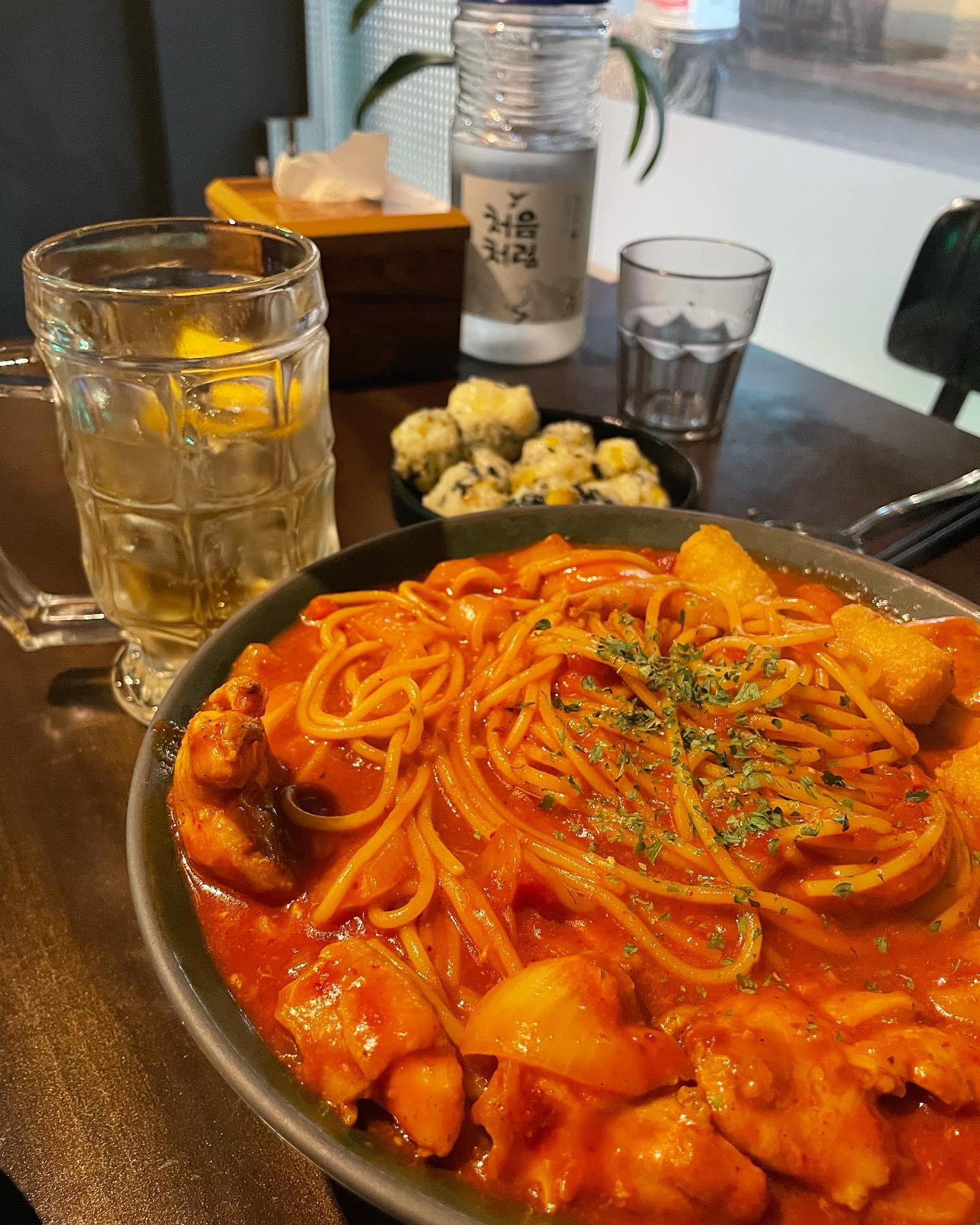#산오름
유명맛집 웨이팅에 못이겨 간 술집
얻어걸렸지만 찐 맛도리!!🫶
1인 가게라 테이블은 별로 없음
뭔가 퓨전메뉴가 많았지만 제일 눈에 띄던 #닭도리파스타 
진심 맛도리..🥹 쵝오야아ㅏㅏ✨💛
사과라임하이볼 취향(데미소다맛🍏)

#군산맛집 #군산월명동맛집 #군산월명동술집 #군산신창동맛집 #군산신창동술집 #군산술집 #월명동맛집 #월명동술집 #신창동맛집 #신창동술집 #닭도리탕맛집