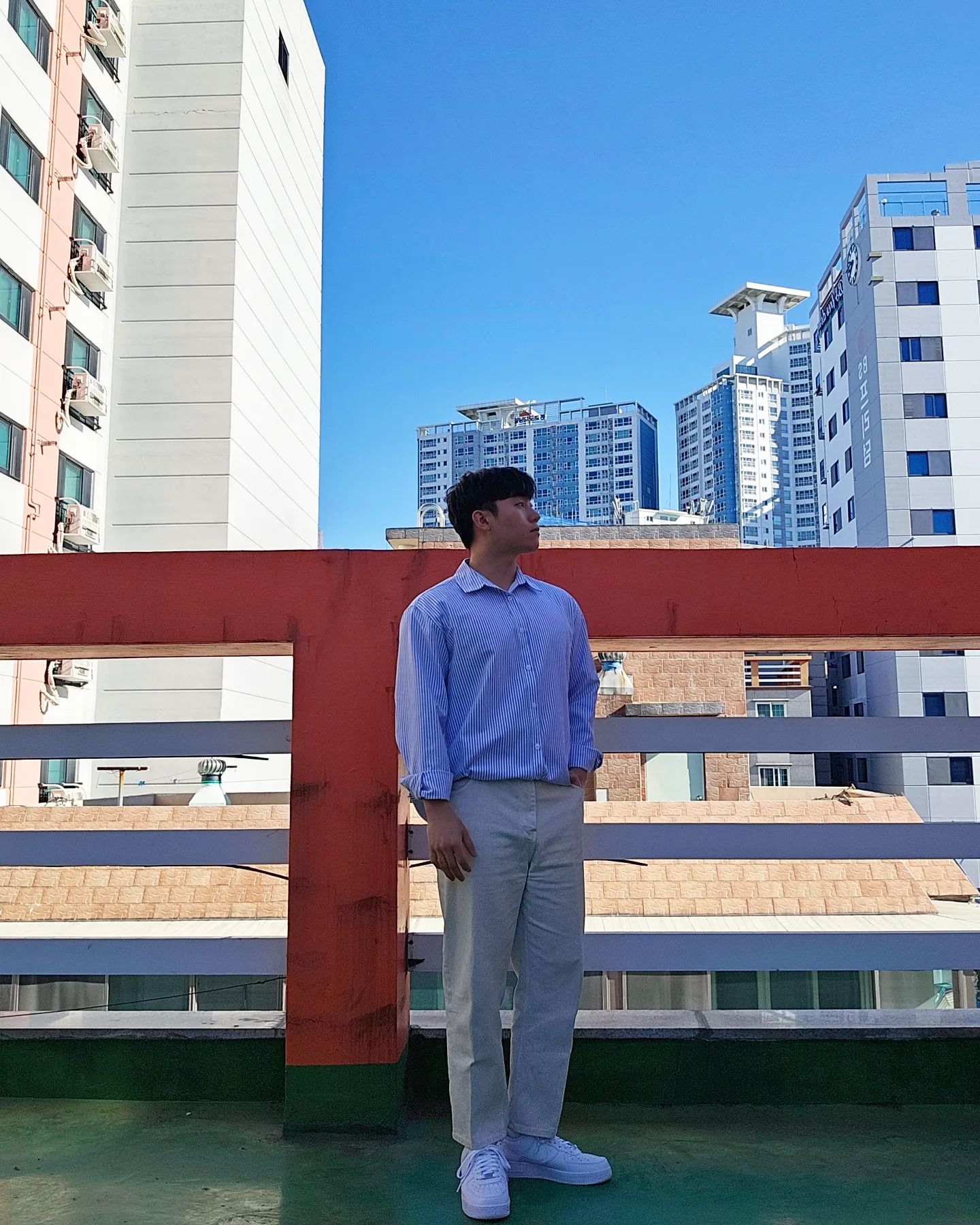 봄에는 역시 셔츠🌸🌸

상의 : avandress_ 
하의 : 보세
신발 : nike