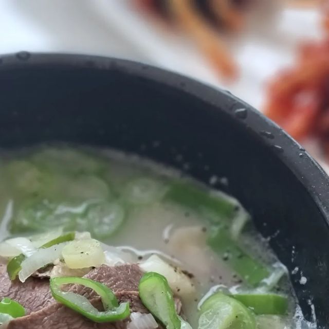 ʏᴜ ᴊᴇᴏɴɢ on Instagram: "#광고

어제부터 종일 비가 내리더니 기온이 떨어졌네요☔️

이런 날씨엔? 뜨끈한 국밥이 최고죠!!

뜨끈한 국밥 한 그릇 땡기는데, 비도 오고 나가기 귀찮을때
국풍 밥상 #설렁탕택배 간편하게 받아보면 우리집이 곧 #설렁탕맛집 ~ 

🥣국풍밥상 설렁탕은 42년 전통 설렁탕 맛집인데요
사골육수에 조미료나 첨가물을 일체 사용하지 않아서 
진하고 깔끔한 맛이 특징이에요!

100% 국내산 최상급 사골로 육수를 내고,
100% 직접 삶은 고기를 사용해 만드니 맛은 말해 모해🫶🏻

고기도 넉넉하게 들어있구요
동봉된 구운소금으로 간을 맞춰, 김치 하나만 있어도 밥 한 공기 뚝딱 가능😋

42년 전통 비법 사골육수의 진한 맛을 집에서 간편하게 즐겨보세요 

#도가니탕#부모님선물#몸보신음식#국풍밥상#사골#곰탕#설렁탕밀키트#국밥#스지탕#사골육수#국풍설렁탕"