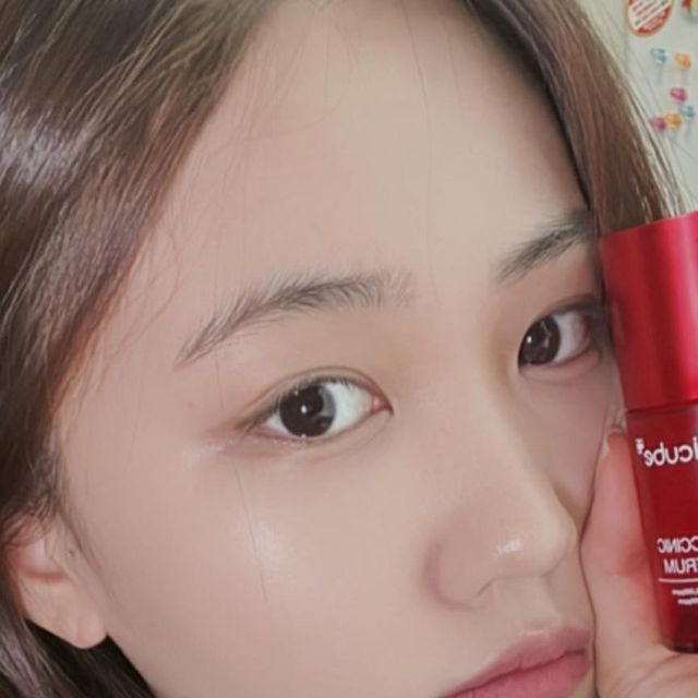 채소미(23)🇰🇷 on Instagram: "흔적, 색소침착을 지우는 흑적세럼 출시✨ ❣️흔적까지 케어해야 진짜 여드름성 피부 관리 메디큐브 베스트셀러, 석시닉 애씨드 필링세럼에 이어 석시