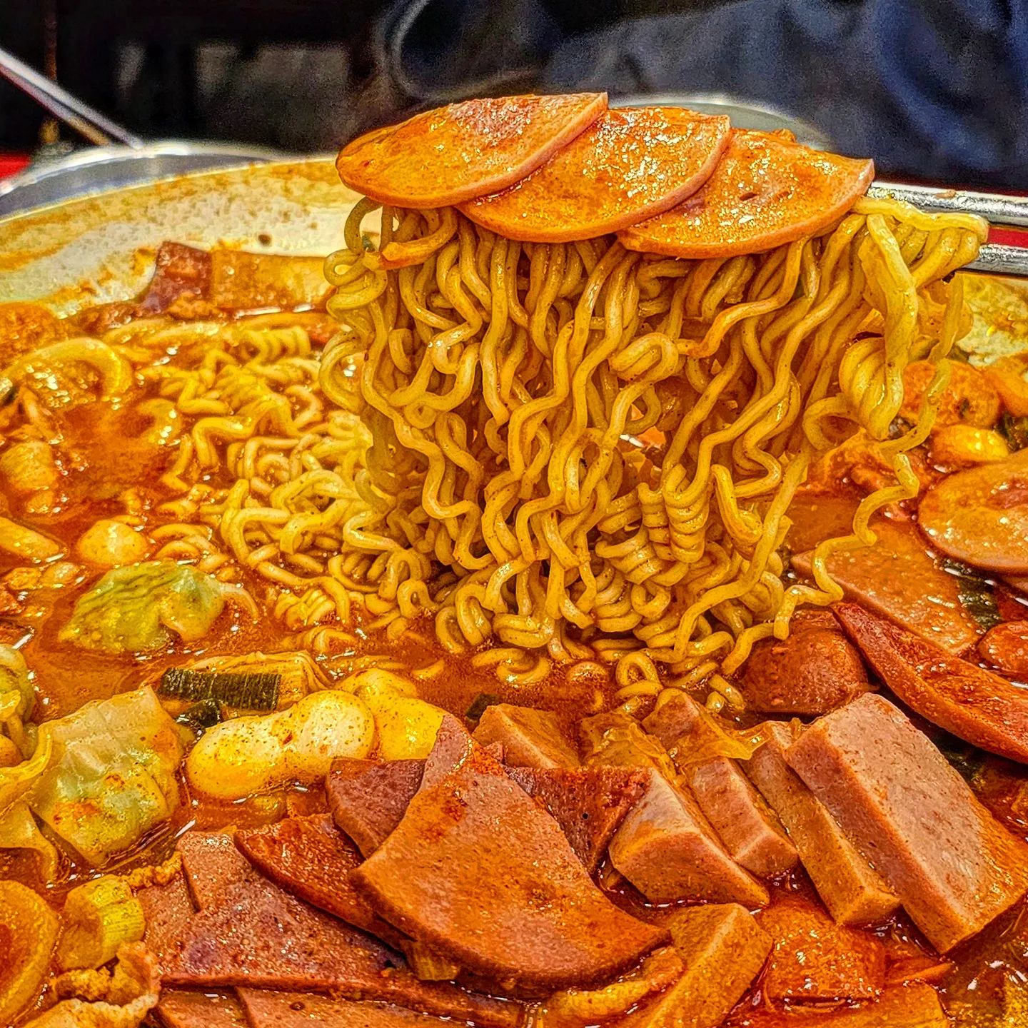 나는 놀부가 되어 밥 욕심이 그득해졌다. 부대찌개 한번 맛보면 그 자리에서 밥 세공기 정도는 뚝딱이다.
.
경상대학교 칠암캠퍼스 맞은편 골목에 위치한 놀부 부대찌개다. 오랫동안 한자리에서 유명세를 떨치고있는 곳이기에 부대찌개가 땡기면 이곳 놀부로 간다.
.
놀부부대찌개 세트를 주문했다. 부대찌개 2인 구성과 물만두,수제비,새알,햄,라면사리,음료 등이 함께 제공된다. 끓기 전엔 모르지만 끓고 어느정도 지나면 햄에서 우러나온 맛있는 향이 나를 자극한다. : 배고프지? 응.
국물이 아직 많을때 추가로 나온 사리를 모두 넣고 라면사리부터 맛본다. 역시.. 부대찌개는 라면사리 못 잃는다. 햄맛이 우러나와 진한 국물을 머금은 라면사리는 더욱 더 빛을 발한다. 튀기지 않은 면이라 꼬들꼬들 하면서 국물을 잘 머금고 있다. 국물과 함께 다양한 햄을 같이 먹어보면 밥을 두공기, 세공기 안 먹을수가 없다. 거기에 라면사리, 우동사리까지. 내가 놀부가 된 기분. 탄수화물 욕심이 넘친다. 아주 그냥 탄수화물은 사랑이다.
햄 종류가 5가지 이상이나 들어가있어서 골라먹는 재미도 있다. 역시 한국인은 부대찌개를 참을 수 없나보다. 그냥 말할 새도 없이 먹게되는 맛이다.
긴 말이 필요 있겠는가. 놀부 부대찌개는 그냥 밥도둑이다. 그냥 맛있다.
.
❗️놀부부개찌개 2인세트 25,500원
❗️경남 진주시 동진로34번길 9, 1층
❗️매일 10:30 ~ 22:30
.
.
.
#진주 #진주맛집 #칠암동맛집 #경상대맛집 #놀부부대찌개 #놀부부대찌개진주산업대점 #부대찌개 #부대찌개맛집 #점심메뉴추천 #저녁메뉴추천 #한식추천 #협찬 #리뷰노트 #맛집투어 #맛집추천 #맛집스타그램 #먹방스타그램 #먹스타그램 #먹스타 #쩡테이스티_진주 #쩡테이스티