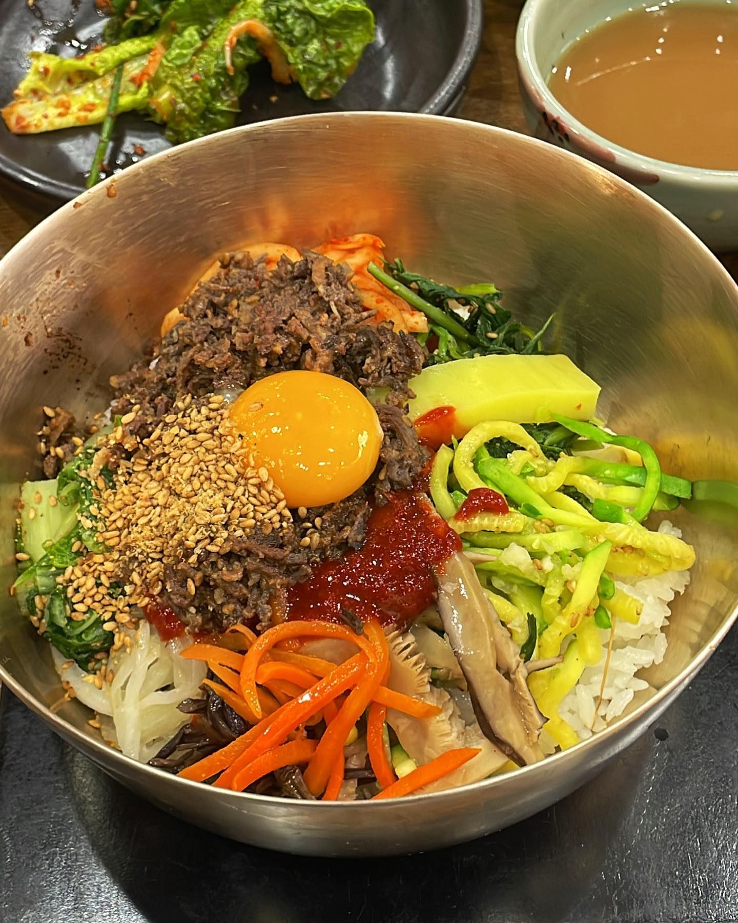 #한국관
전주비빔밥은 한국관이라면서요?
오픈하자마자 들어갔는데 금새 꽉 찬 매장!

개인적으론 돌그릇보다 놋그릇 비빔밥이 더 취향이었고,
가볍게 모주 한잔 곁들이니 🍶
종종 새참으로 이렇게 차려 먹고싶어서 더 부지런히 살고싶어진달까요 ㅎ
그리고 요 밑반찬으로 나오는 황포묵이 밸런스 최강자,,,
다음에 전주 가면 꼭 단품으로 시켜먹어야징 😚

#호공_전주