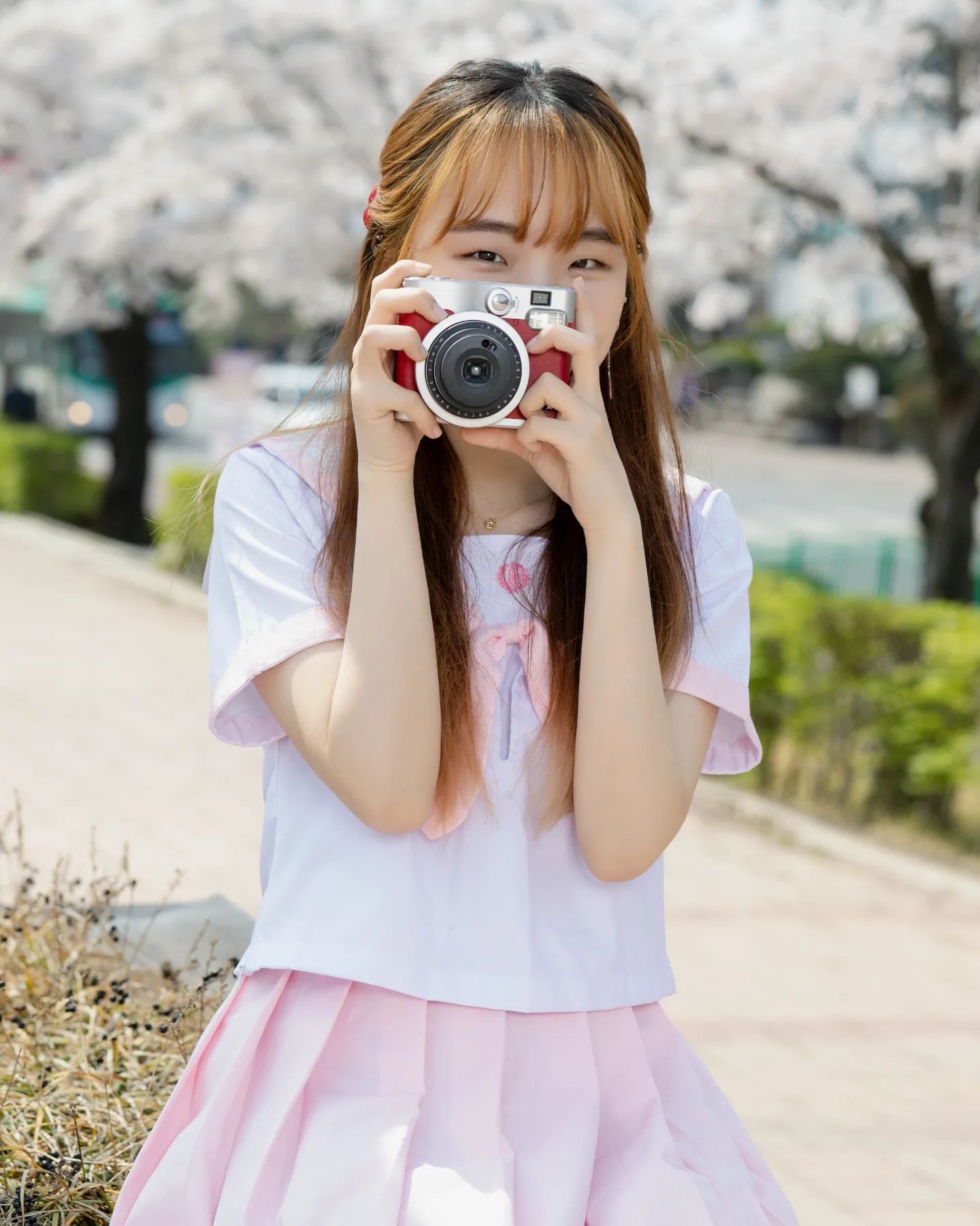 🤍4월1일 28살 생일 기념 사진🤍
.
사실 사진을 찍으러 가지 않았다면 벚꽃이 이렇게 예쁘게 폈다는 사실도 모른채.. 그렇게 봄을 보내버릴 뻔 했다..
벚꽃놀이 제대로 가본 적 없는 나지만, 그래도 스냅촬영 덕분에 기록도 제대로 남기고 예쁜 구경도 하고 행복한 시간이었다🌸
내 생일이여서 더 예쁘게 보였을지도 >_<
.
(계속 예쁘다 해주는 작가님 덕분에 기분 좋게 편안하게 사진 찍을 수 있었다)
.
28살이라는 이제는 30살에 가까운 나이에 이런 옷을 입어도 될까 조금 망설여졌지만, 아직 나는 꽤 어릴지도? ㅎㅎ
.
올해 생일은 이렇게 예쁜 기록도 남기고 케익 챙겨주는 사람과 함께 할 수 있어서 행복하게 보낼 수 있었다!
생일의 기억을 가지고 앞으로를 견뎌야지❣️
.
앞으로 이 사진들 열심히 우려먹을 예정 :)
.
.
#스냅사진 #28살 #생일기념 #벚꽃스냅 #벚꽃