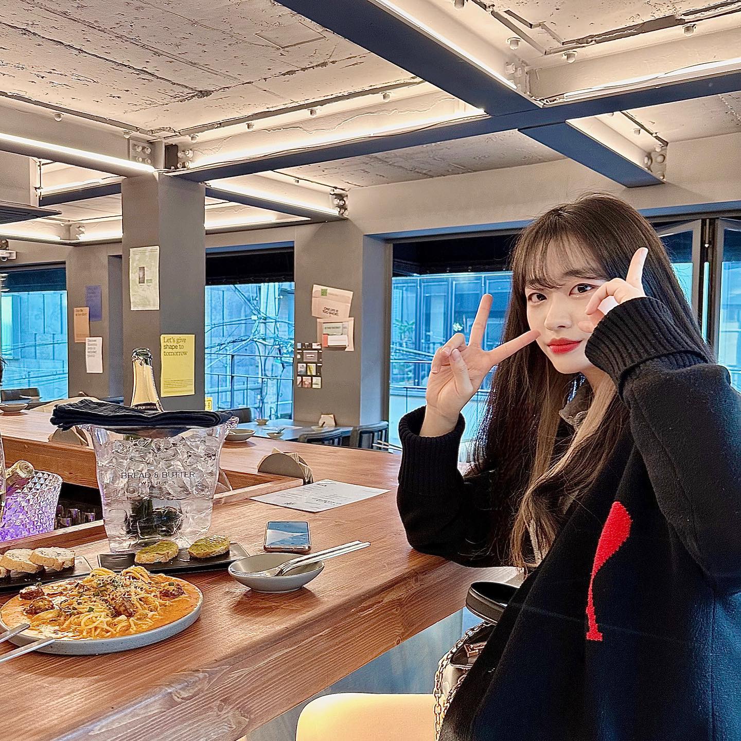 #가로수길 #제일샴페인
분위기 있는 가로수길 핫한 술집 다녀왔다🥂
가성비도 좋아서 부담없이 즐기고 좋고, 안주 퀄리티도 좋아서 자주 갈 거 같다💓
바에서 먹었는데 다음에는 테이블석에서 와인 먹어야지🍷
다들 4월은 더 행복하고 더 많이 놀러다녔으면 좋겠다  ෆ 
#가로수길와인 #가로수길맛집 #가로수길핫플 #신사역핫플 #신사역와인 #가로수길데이트 #신사동맛집 #강남술집 #압구정와인 #압구정맛집 #압구정술집 #압구정데이트 #분위기술집 #분위기맛집 #와인바 #데이트성지 
#강남 #압구정 #신사 #서울뭐하지 #서울 #선팔하면맞팔#좋아요반사 #얼스타그램 #ootd #daily #술스타그램 #98