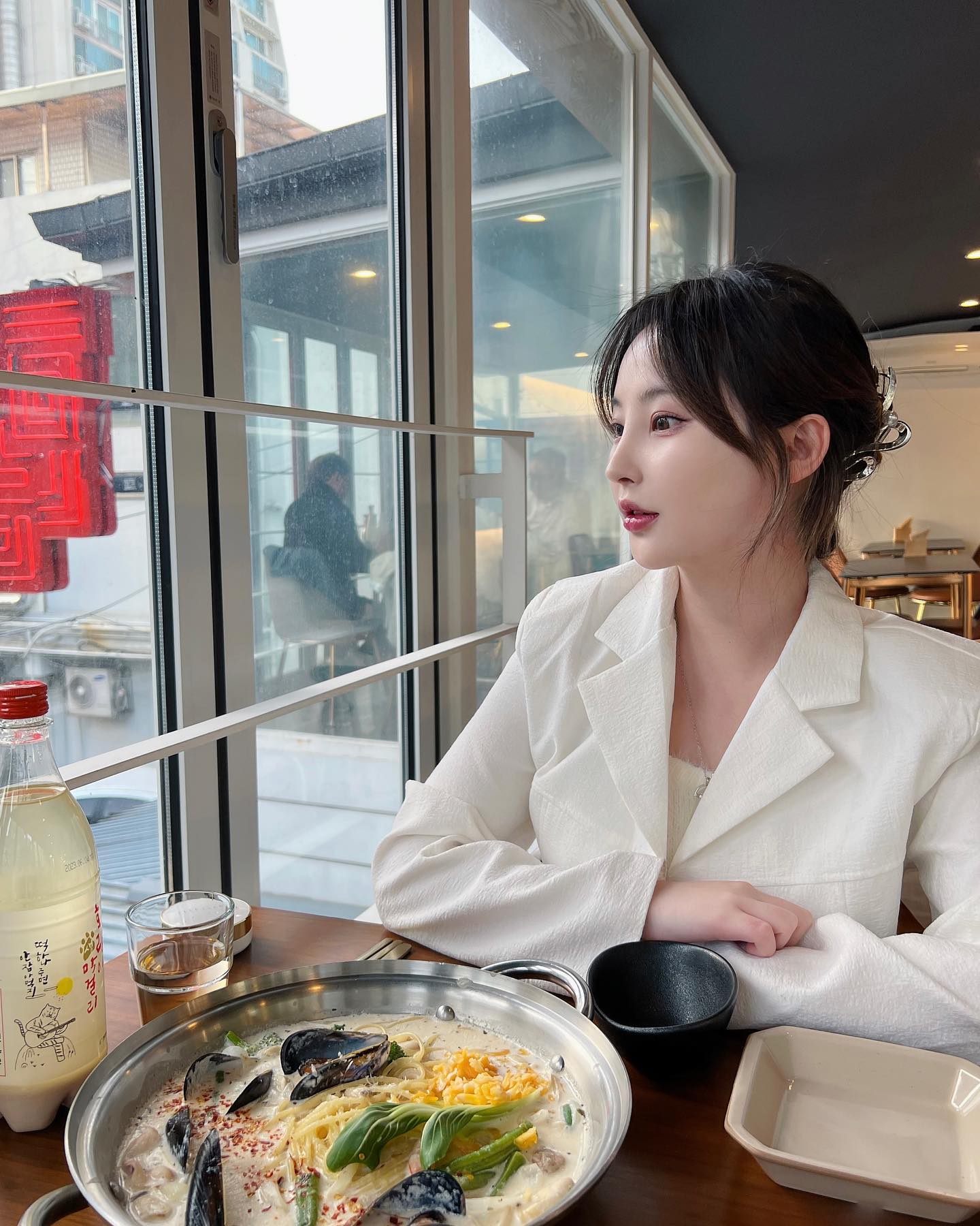 압구정 퓨전한식주점 #만미 
안주가 너무 맛있어서 호랑이막걸리랑 반주하는느낌으로 
저녁까지 천천히 다 먹었당👭🏻 
크림해물탕은 크리미하면서 고급스러운 감칠맛과 
치즈맛도 풍부하게 느껴져서 싹싹긁어먹었다 
천천히 먹어서 나중에 식었는데도 존맛,,🍴 
오징어 볶음이랑 김치전도 적당히 매콤하고 
서브디쉬들도 궁합👍🏻👍🏻
분위기랑 음식 퀄리티가 좋고 막걸리 종류도 
다양해서 다음에 또 오고싶은곳🤭

#압구정막걸리 #압구정안주맛집 #압구정술집 #압구정분위기좋은모임장소#압구정단체모임 #압구정주점 #압구정로데오막걸리 #압구정로데오안주맛집 #압구정로데오술집