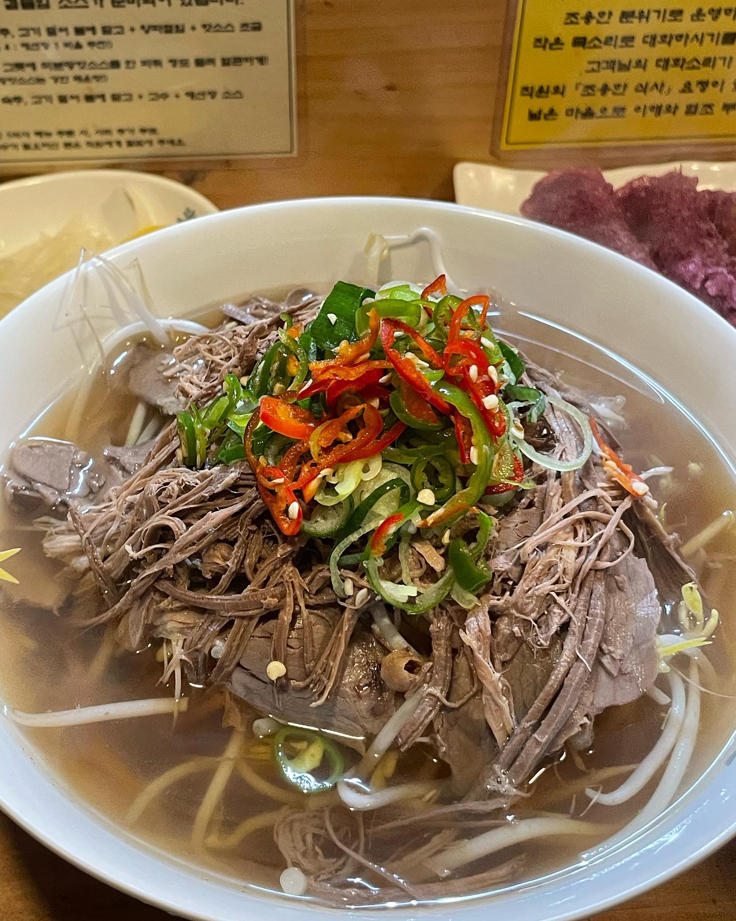 [미분당_건대점,신당점]
요즘 최애 쌀국수!!!😍
다들 아시는 맛집인 것 같아요!
갈 때마다 대기가 조금씩 있었다는 ..ㅎㅎ
조용하게 식사하는 게 미분당의 제일 큰 포인트!!
하루종일 일하랴 공부하랴 시달린 우리들에게는 너무 좋은 곳이쥬?😆
마지막 사진만 신당점이고 나머지는 건대점 사진이에요!
고기크기가 차이가 있을 뿐 두 지점 모두 엄청 맛있었답니다🎶
조용하고 호다닥 식사만 하실 분들 들러보세요 완전추천!!!😆
+아! 쌀국수 특유의 향 싫어하시는 분들도 아마 미분당은 좋아하실 거에요! 소고기무국같은 너낌!? ㅎㅎ

#쌀국수 #미분당 #건대맛집 #신당맛집 #쌀국수맛집 #혼밥 #분위기 #국수