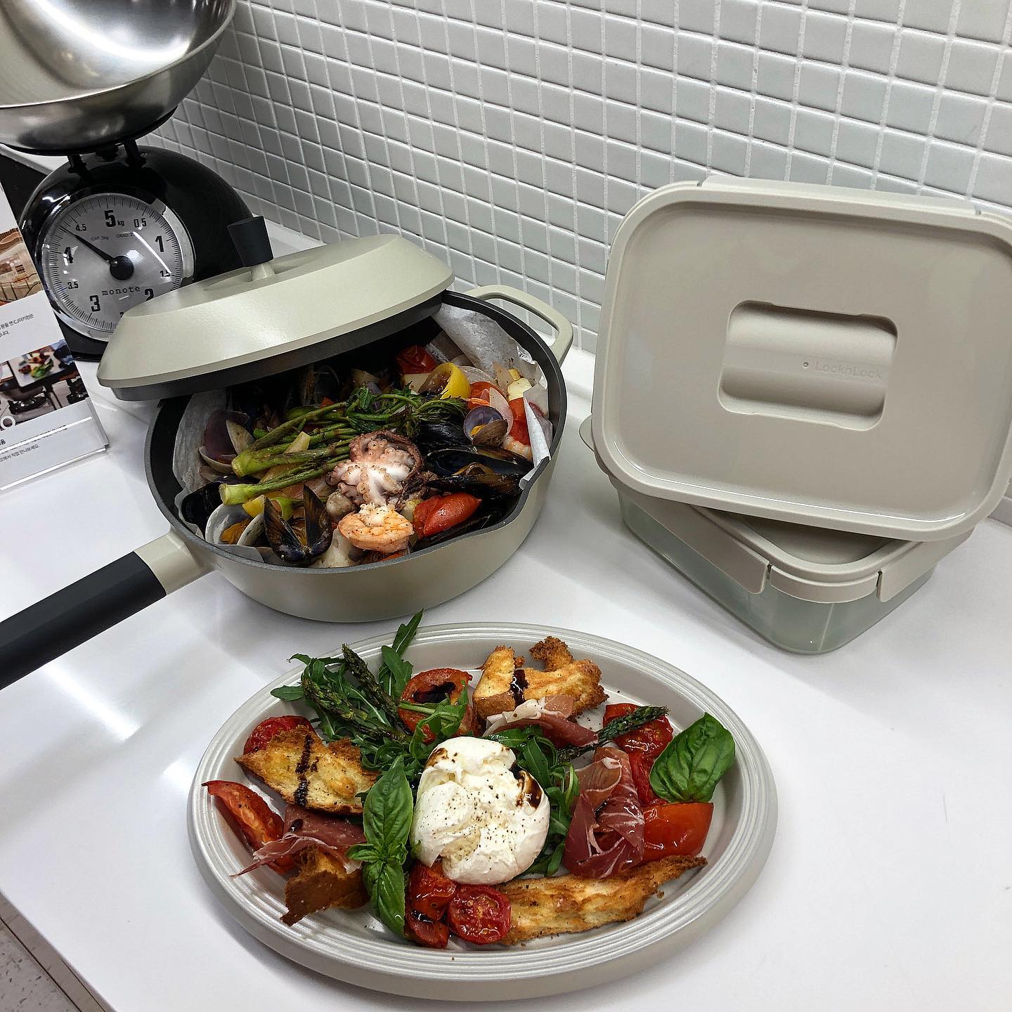 👩🏻‍🍳 파피요트 & 샐러드

오랜만에 다녀온 CJ쿠킹클래스!

제철 해산물과 두릅이 들어간 파피요트
구운 아스파라거스, 토마토 샐러드
즐겁게 만들고 예쁘게 찍고 맛있게 먹었어요🤭

이번엔 #락앤락마스터딥팬IH 와 함께 하는 클래스 였는데, 원래도 락앤락의 다른 팬을 쓰고 있어서 설명 열심히 들었어요🤓 짧게 설명하자면 주물팬의 단점을 보완한 코팅팬? 가볍고 코팅이 되어있어서 사용하기 더 쉽고, 주물팬 뚜껑처럼 스파이크가 있어 베이스팅 효과로 저수분요리도 뚝딱 가능!

써보니 크기나 깊이감이 딱 좋아서
냄비, 프라이팬, 웍 대신 하나로 가능할거같아요🤩

생각해보니 이전 쿠클에 내가 가져간 용기도 락앤락ㅋㅋ😚

cj쿠클은 항상 재료준비나 시연이 깔끔하고 잘되어있어서 넘 좋아요🥰 시설도 좋구요. 한번 꼭 신청해보세요~

#cj더키친 #락앤락 #cj제일제당 #쿠킹클래스 #백설 #백설안달루시아산올리브유