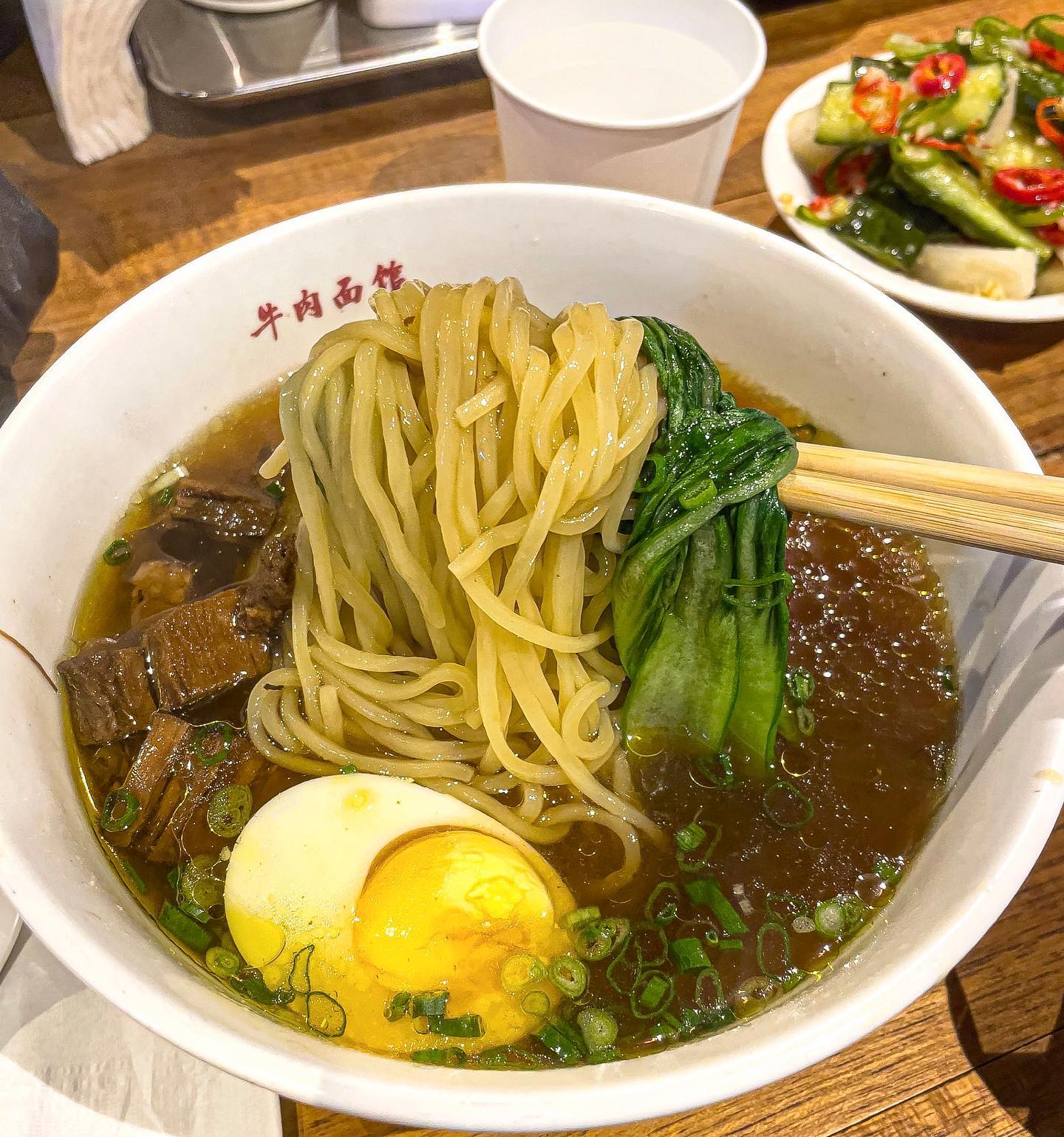 [ 서울 종각역 미슐랭 맛집 : 우육면관 광화문점 ]

휴무날 친구랑 서울구경하다가 저녁으로 우육면 먹으러 갔어요🙌 3년 연속으로 미쉐린 가이드 선정 된 곳이라고 해서 더 믿음이 갔답니당🤤 평일 저녁 6시반쯤 갔는데 웨이팅 3분?정도 했어요ㅋㅋㅋ

우육면 토핑으로 양지고기와 청경채 삶은 달걀이 올라가는데 
우육면(특)은 아롱사태와 업진살이 추가 된다고 해요!! 국물 위에 기름기가 많이 떠 있어서 느끼 할 줄 알았는데 전혀 안느끼하고
 담백 그 자체,,,🫶 면발도 쫄깃부드러워서 완전 취향저격ㅠㅜ 
양지고기도 안질겨서 넘 잘먹었어용👍 

우육면 먹을때 오이소채 추천해요!! 살짝 매콤함과 상큼함, 
아삭함이 있어서 곁들임 메뉴로 너무 좋아요💛

📍1층은 바테이블 , 2층은 4인용 테이블
📍주문 후 선결제 
📍고수 또는 공기밥 요청하면 무료제공

- 서울 종로구 종로7길 29-14
- 영업시간 : 매일 11:00 ~ 22:00 
( 브레이크타임 14:30 ~ 17:00 )
(라스트오더 21:00 )

#서울맛집 #서울 #맛집 #우육면관 #우육면관광화문점 #우육면 #서울맛집추천 #종각역 #광화문맛집 #종각맛집 #서울나들이 #서울핫플 #미슐랭 #미쉐린가이드