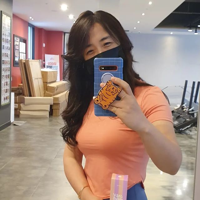 운동하는 🤩줄루🤩 on Instagram: "#오운완🏋️#협찬 

#오하완
#하체운동

오늘은 영상 엄쒀용~🤣

힙쓰러스트로 엉덩이 자극 주고 #유산소 만 하고 끝낼랬는데
필라테스 시간이랑 딱 맞아서 급 들어갔지요

오마이갓😱😱😱
회원이 두명뿐이라 오늘 선생님이 엉덩이를 탈탈 털어 주셨어요
힘은 들었지만 완전 좋았어요
꿀팁도 전수 받았구요
감사해요 선생님~ @candra.jeong 

여름이 다가 올수록 땀도 마니 나고 운동복 통풍도 잘 안되고😭
여성분들의 소중한 Y존~~~
아무 세정제나 쓰면 안되는거 아시죠?😘
ㅡㅡㅡㅡㅡㅡㅡㅡㅡㅡㅡㅡㅡㅡㅡㅡㅡㅡ
<제품소개>

#빛나(vyttna) #온리뮤팜므파탈여성청결제

➡️ 씻은 후에도 건조하지 않고 산뜻한 느낌이 특징입니다
➡️ 향긋한 튤립향으로 냄새 고민  해소에 도움을 주며 만족감이 높은 제품입니다
@jkaura.official

운동하고 사용해 보니 향기도 좋고 뽀득뽀득 거품형이라 물에 잘 씻겨서 넘 좋은거 같아요😍

🎈불금 저녁에  머하시나요?  저는 술약속 있어용~~~웃프다요~~~~🎈
.
.
.
.
.
.
#협찬#광고#빛나#vyttna#온리뮤#onlymnue#팜므파탈#여성청결제#냄새제거#툴립향#보습#y존케어#y존#약산성#저자극#식물성#이너뷰티#이너퍼퓸#온리뮤팜므파탈#여성세정제#여성질세정제#자기관리#여성청결제추천#관리하는여자"