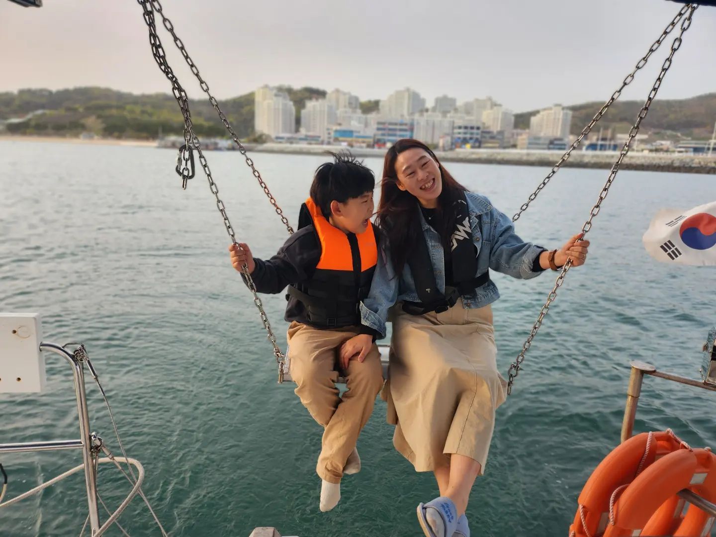 .
너무 재미있었던,
#여수요트투어
.
.
운좋게 예약한게 우리들뿐이라,
요트를 통째로 빌린것 같은 행운이 :)
그네도 타보고,
사장님께서 사진찍으라며,
닻도 올려주셨다 내렸다,
비눗방울 아이템에,
서윤이에게 직접 운전해볼 기회까지!
진짜 너무 특별하고 감사했음,
갑판 끝에 서서 사진찍고 있으니,
타이타닉ost틀어주시는 센스까지ㅎㅎ
진짜진짜 짱재미있었다잉.
요트타면 언제 내리냐고 묻던 서윤이도,
이번에는 정말 재미있어했는데,
내리고나서 딸기모찌사러갔더니_
사장님 꼭 드리고싶다고 이야기해서,
딸기모찌들고 호다닥 뛰어가 드리고옴 :)
.
.
#페가소스요트투어