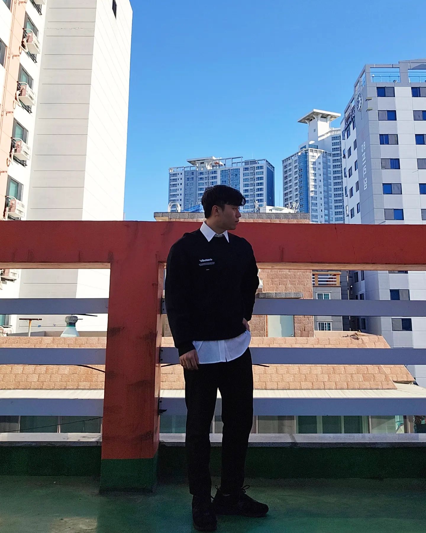 옷은 관리를 역시 잘해야..😭😭(3년째입는중)
옷을 접어서 보관해야하나 이제

상의 : vivastudio_official
하의 : musinsa_standard 
신발 : newbalance