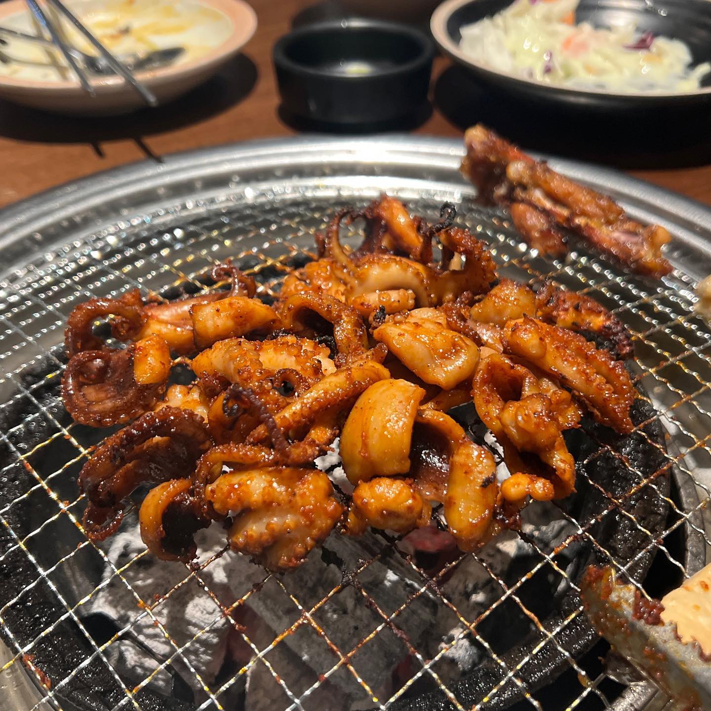 30년 전통의 양념 숯불닭갈비와 숯불쭈구미 구이 전문점인 "최성광쭈닭 전주신시가지점"
일단 건물 뒷편에 가게 가게주차장이 있어서 주차 넘 편해요!
매장도 넓어 단체 모임하기도 좋네요~
메뉴는 
-숯불쭈꾸미 15,900원
-숯불닭갈비 14,900원(양념, 소금)
-숯불닭목살 13,900원
사이드로 
- 닭발, 근위볶음, 메밀막국수, 김치찌개, 된장찌개, 닭갈비 볶음밥, 치즈계란찜, 공기밥 있어요~
숯불쭈꾸미와 닭갈비(양념), 닭목살, 볶음밥 주문 go
기본적으로 나오는 옥수수치즈도 맛있고 어묵탕도 얼큰시원해요.
쌈무, 백김치, 샐러드, 파절이와 같이 쭈꾸미와 닭갈비를 즐겨요
초벌을 해서 나와서 한번 더 숯불에 구워먹으니 숯불향이 가득~~~
닭목살은 부드럽고 쫄깃했고 닭갈비는 촉촉하면서 양념과 잘 어울어지네요
양념된 쭈꾸미도 매콤달달한 소스와 숯불향이 더해져서 부드럽게 즐길 수 있습니다
메뉴 다 맛있었지만 그중에서 양념쭈꾸미가 제일 맛있더라구요 ㅎㅎ부드럽고 탱탱!
사이드메뉴인 닭갈비 볶음밥도 철판에 구워져나와서 눌은밥까지 먹을 수 있으니👍
숯불향가득한 닭갈비와 쭈꾸미 맛집인 최성광쭈닭 전주신시가지점 이였습니다!
주소 : 전북 전주시 완산구 홍산북로 73 1층 최성광쭈닭 전주신시가지본점
영업 시간 : 매일 17:00 - 23:00(22:30 라스트오더)
연락처 : 0507-1336-8408
주차장 : 건물 뒷편 가게 주차장
#신시가지맛집 #전주신시가지맛집 #최성광쭈닭 #최성광쭈닭전주신시가지점 #숯불쭈꾸미 #숯불닭갈비 #숯불닭목살 #숯불향가득한쭈꾸미와닭갈비 #전주맛집 #협찬 #리뷰노트