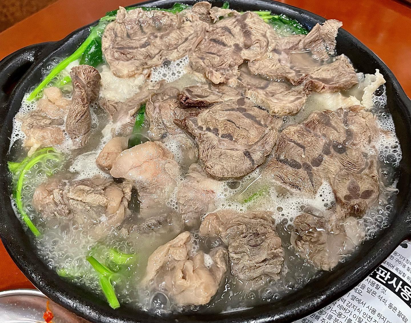세 가지 부위를 수육으로 즐길수 있는🐂

#다산테라타워 #달래해장 

요즘 푹 빠져버린 달래해장의 모듬수육!
밥은 먹기 싫고 고기는 먹고 싶어서
선택한 곳인데 너무 만족해서 자주 가는 중

소갈비살,차돌박이,아롱사태 세 가지 부위가
들어가서 식감별로 맛별로 즐길수 있던🤍

국물 자작한 수육은 처음이었는데 
국물도 감칠맛 가득해서 칼국수사리 필수✨

✔️ 국물과 부추는 리필 가능

함께 시킨 내장탕은 흠…🤔