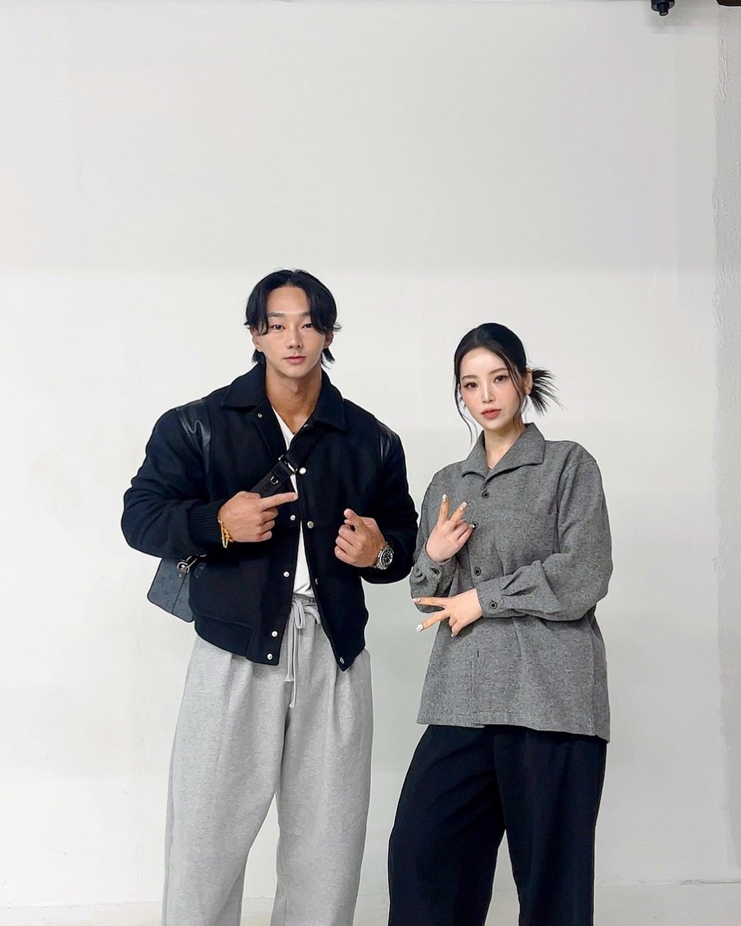 바쁘디 바빠 이제서야 올리는 근황 
매일 1~4시간 자면서 쉼 없이 보낸 작년, 완벽하진 않지만 후회 없이 마무리

✔️10번 넘는 요요 속 건강한 몸 다시 만들기(촬영은 덤...)
✔️직무에서의 성장(강제 확장도 덤🤣)
✔️연봉 평가등급 최고 달성(1% 미만✌🏻)

운동하다 손 부러져서 수술로 더욱 길어진 기간
오른손이 다인 사람이 오른손을 다치면서 생긴 장애와
노력과 별개로 불가피하게 포기해야만 하는 것들,
다사다난한 악재로 인생에서 가장 바닥 찍었던 시간
매일 새벽 울면서 일상으로 회복하기까지 반년 넘게 걸렸지만
멘탈케어까지 해준 쌤 덕분에 잘 끝낼 수 있었어요🙏🏻

트레이너쌤만 5명, PT 비만 2천 넘게 썼는데 쌤 덕분에 어떻게 운동해야 할지 조금이나마 알게 된, 왜 이제서야 만났을까 싶으면서 여러 쌤을 거쳐 그 차이를 더욱 알 수 있었던
트레이너 쌤으로도 인간 이병진 자체로도 배울 점이 너무 많은
사람, 쌤이랑 보낸 시간은 아주 값진 시간이었어요🥺🥺..(쌤 횐들은 다 알지22222)

이제 시작인데 다시 화이팅👊🏻
(사진 제공 : 사진도 잘찍는 쌤 작)