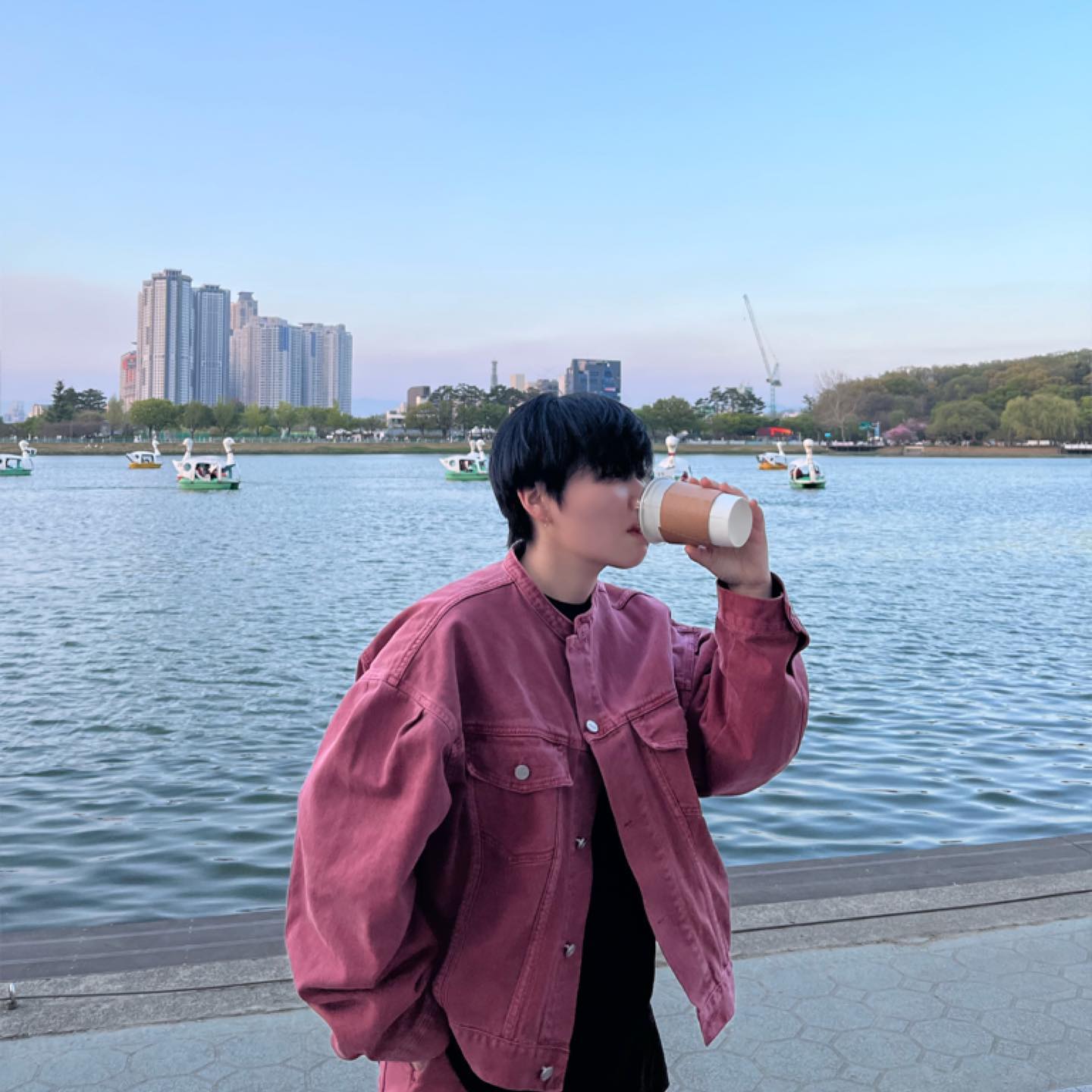 커피 한 잔의 여유 = 허겁지겁 마시기

(이런게 여친짤이라니.. 나랑 만날 사람은 전생에 무슨 죄를 지은 걸까?)