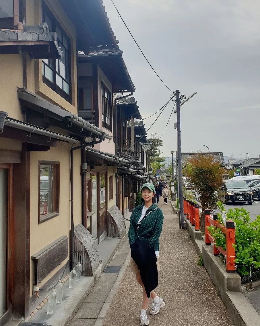 ✈️오사카 여행 3일차

1.교토 스타벅스 찾다가 한컷
2.사람지옥 고즈넉한 교토 청수사 거리
3.왜 이걸 다 먹고있는거지. 시큼매콤한 오이🥒 
4.당떨어져서 말차 아이스크림
5.30억 가치라는 금각사
6.10만원어치 점심 스테이크덮밥
7.포장찢다가 찢어져버린 내 운세
8.너의 이름은 생각나는 교토 철도
9.다들 여기서 예쁘게 찍던데 사진 못건져서 슬픈 여우신사
10.장어덮밥, 우동, 소바로 저녁 마무으리

교토 첫 관광지부터 있어서는 안될 사건으로 하루죙일 찝찝하게 고생했지만... 하루동안 4군데나 찍고와서 알찬 하루. 편의점으로 또 마지막 밤을 마무리해야지😊

#교토여행 #오사카여행중 #금각사 #청수사 #여우신사