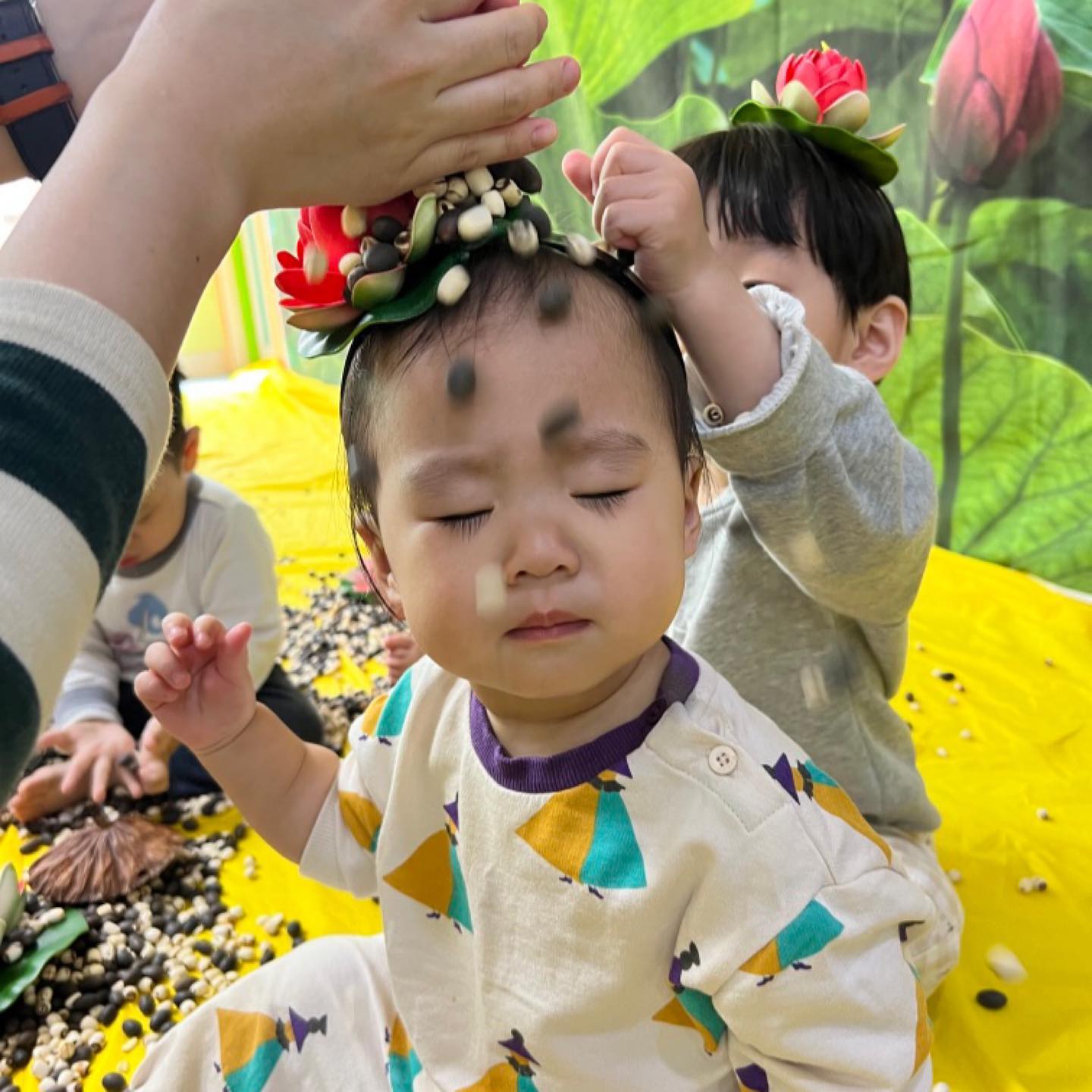 🐥생후 471일 기록🐥

.
.
.

어린이집 완벽 적응한 리원이💪🏻💪🏻

리원이가 이제는 어린이집 문앞에서 헤어질 때 울지도 않고 저와 인사도 하는 둥 마는 둥 하며 빠르게 총총총 걸어들어가요 ㅋㅋㅋㅋㅋㅋㅋ
조금 서운하긴 하지만 그만큼 어린이집에 잘 적응했고 어린이집이 좋다는 뜻이겠죠?!!

이번주엔 소방서로 첫 견학도 다녀와서 아주아주 기특해요🥹
어린이집 다니면서 하루가 다르게 성장하는 모습들이 보여요 ㅎㅎ
이틀 전에 어린이집 부모 상담도 다녀왔는데 리원이 아주 잘 하고 있고, 원장님 선생님 모두 리원이 관련 좋은 말씀 많이 해주셔서 흐뭇하고 기분 좋았어요😊

저 오늘은 리원이 남편 둘만 놔두고 오랜만에 친구들 만나러 서울가는 중입니닷~~~~!!!
모두 주말 잘 보내세요🫶🏻🫶🏻

.
.
.

#소띠맘 #흰소띠맘 #소띠아기 #흰소띠아기
#딸맘 #소띠맘소통 #소띠딸 #육아맘
#생후15개월 #15개월아기
#소통 #육아소통 #육아소통환영
