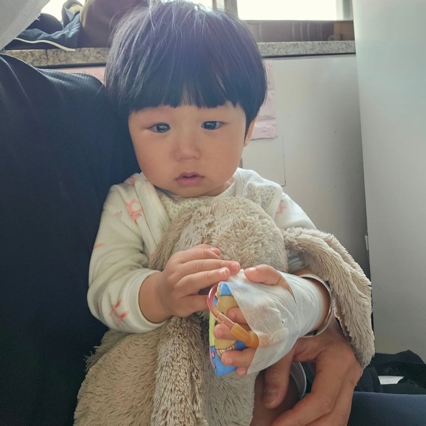 #도율 #슬기로운병원생활 ?

유행하는 감기바이러스는
피해가는법이 없는 우리 또율.. 
아데노 바이러스 --> 폐렴까지가서
바로 세브란스입원해버리기..🥲

도담이는 이렇게 아픈적없었는데
누나랑 너무 다른 또율...
건강해지자 😔🤎

애보느라 고생인 오빠야 ...
좀만 고생햐🥲🤎