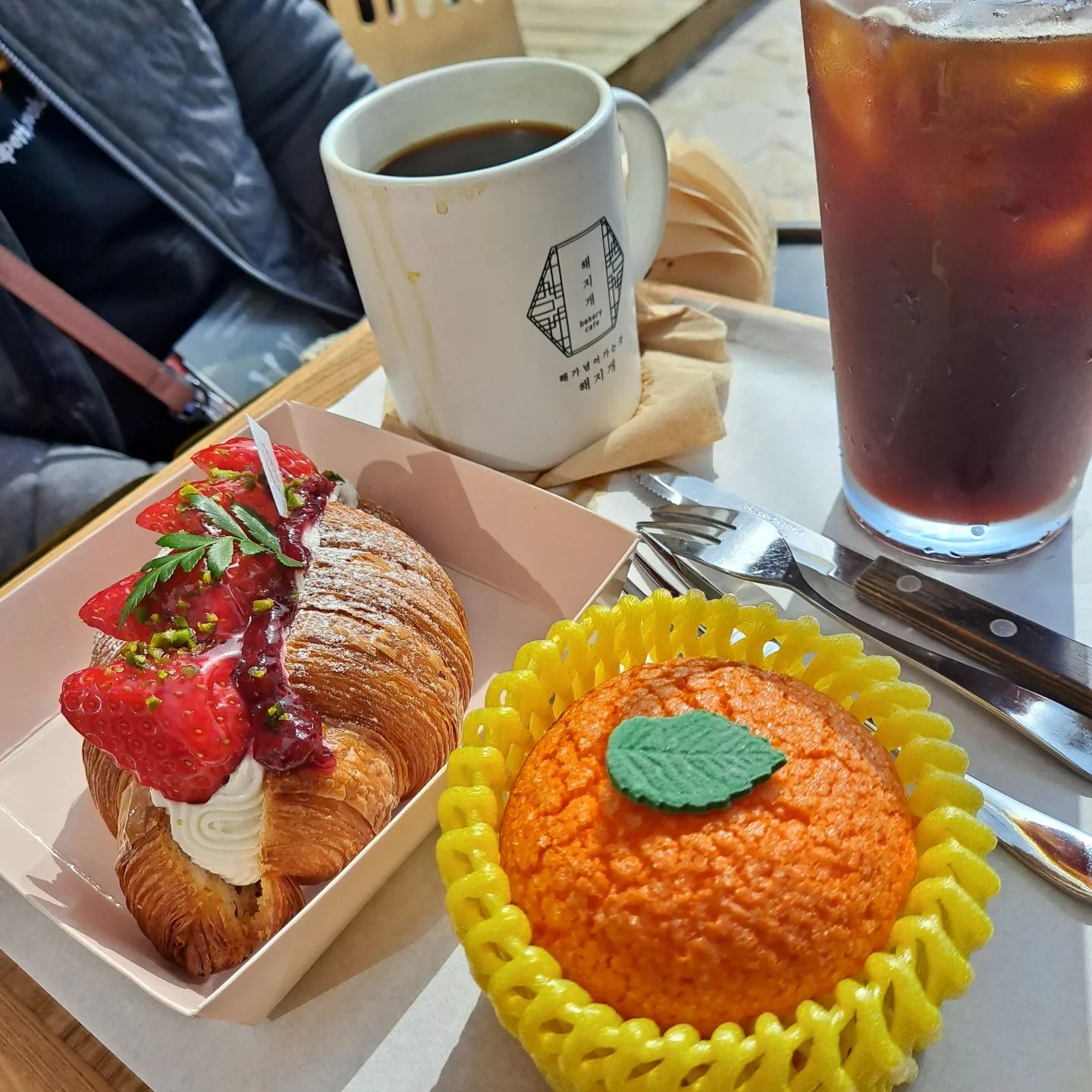 #해지개 #Cafe

냠❤️

#카페 #제주 #jeju #coffee #감귤빵 #🍊