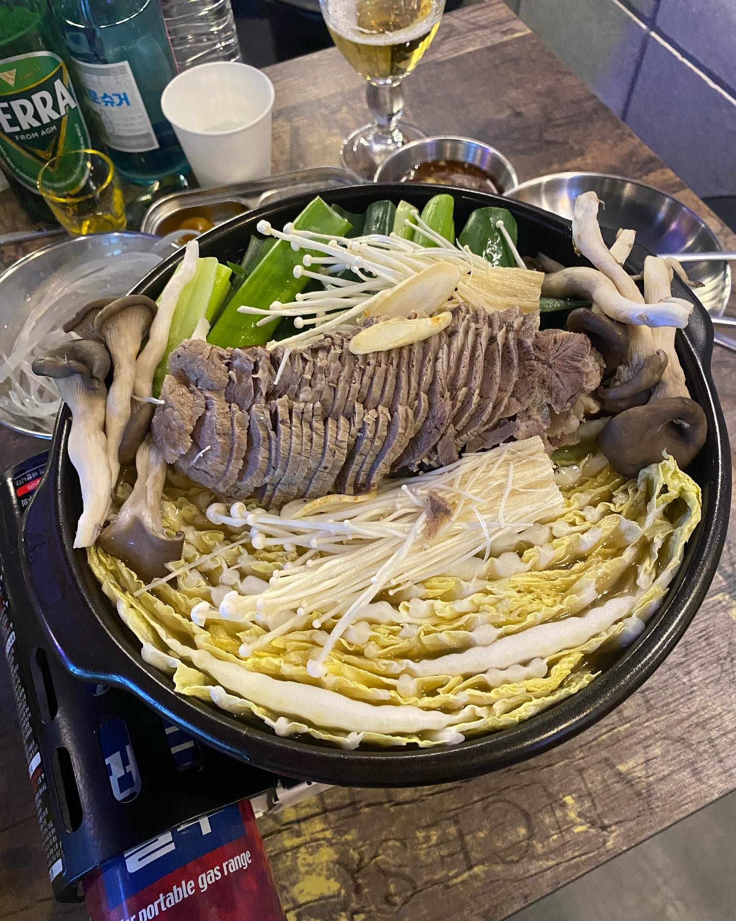 💜 률‘s

믿고 먹는 률’s 👍🏻 메뉴 도장깨기 중인데 이제 얼마 안남았다!!! ㅋㅋㅋ 남자친구랑 맛있는거 먹고싶을 때 고민도 안하고 방문하는 #률s 🫶🏻

이번에 먹은 아롱사태수육과 추가 주문한 부르스케타, 역시 맛있다는 말 밖에 안나왔다...🫶🏻 

다음에는 닭발이다!!!!! ❤️

#신대방맛집 #률스 #김쉐프의노리터 #신대방역맛집 #해피윤뚱
