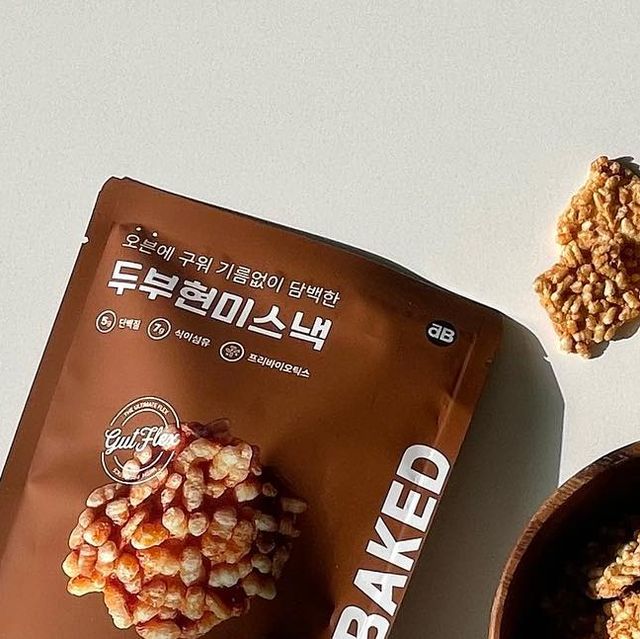 태명은 둥둥이( ღ'ᴗ'ღ ) on Instagram: ":
#광고 이지만 찐 추천템🤎
임신중엔 간식도 조심스러운데
오븐에 구워 건강한 두부현미스낵!

식이섬유 현미에 단백질 생두부가 
함유되어 있어서 건강한 과자인데 
맛까지 너무 너무 좋다✨
소량씩 포장되어 있어서 
순식간에 한봉 클리어🙃

#두부현미스낵 #단백질스낵 #단백질과자 #gutflex #애디드바이옴 #간식추천 #사무실간식추천"