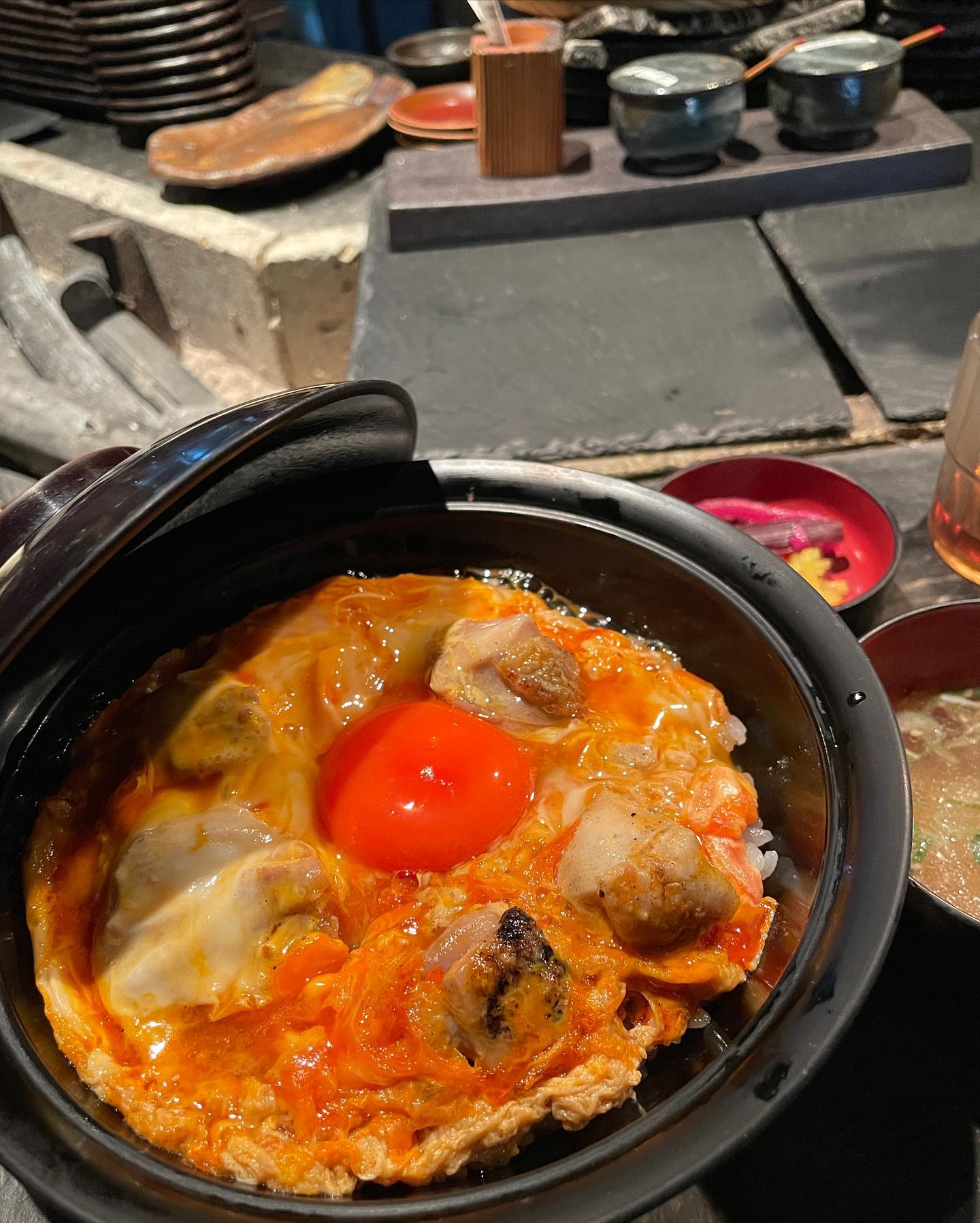 6박 7일 도쿄 출장동안 정말 맛있게 먹은 현지인 맛집 정리 ❤️ (전부 구글맵으로 찾은 찐찐맛집)

1️⃣ 오야코동 (오모테산도)
Aoyama Torimikura 青山 鶏味座 本店

식당 내 전부 일본인
첫 날 도쿄 도착해서 먹은 오야코동. 
7일동안 먹은 음식 중에 top3 안에 들 듯
일본 음식 짠데 많은 데 여기는 간이 적절함
도쿄 가면 또 갈 의향있음

2️⃣ 함바그 (요코하마)
花より、ハンバーグ

일본 〒221-0835 Kanagawa, Yokohama, Kanagawa Ward, Tsuruyacho, 2 Chome−１６−4 エフテムビルNo.1 2F

요코하마역 도착해서 배고파서 미친듯 구글맵 검색
식당 내 전부 일본인/웨이팅 20분
함바그 존맛탱. 처음에 어떻게 굽는지 가르쳐주심.
한국에서 왔다구 한국말로 말 걸어주시려 하셨음.
일본어 조금하니 좋아하시고 ㅋㅋ 엄청 친절하심 ^^ 
진짜 맛남!! 
고기가 간이 되어있어서 밥이 꼭 필요함! 
밥/스프 등은 별도 선택임.

3️⃣ 정식 (카구라자카) 
Hana Kagura 花かぐら

카구라자카 도착해서 길 걷다가 검색해서 찾은 곳

프라이빗실이라 타손님 많이 못 마주쳤으나 복도에서 
마주친 사람들 다 일본인

일행별로 프라이빗실을 제공하는데 나는 부탁해서 
정원조망으로 받음.

분위기가 맛을 더해줌.
주변 시세 대비 가성비/퀄리티 대박. 
부모님 모시고 와도 좋을 곳.

4️⃣ 스파이시 카레 (에비나)
Dining Bar BOOZE キッチンBOOZE(ブーズ)

오픈에 맞춰감, 호텔 근처 식당. 
가기전까지 괜찮을지 긴가민가했는데 맛있었음.
사장님이랑 영어&파파고로 대화했음. 
스파이시 카레 맵냐고 걱정하셨는데 전혀!
특유의 향이 느껴지는 맛있는 알싸한 카레!

5️⃣ 연어구이 일정식 (신주쿠)
탄보 요요기 일정식 おひつ膳 田んぼ 代々木本店
(신주쿠/요요기역 근처)

식당 내 전부 일본인/웨이팅 30분

신주쿠&요요기 직장인 맛집인듯.
이번 6박 7일동안 유일하게 no card인 곳. (Only cash) 

맛 괜찮다! 다 먹고 오차즈케처럼 먹을때 든든해짐. 
조식이 가격이 저렴한 편이니 근처 사람들 조식 추천. 

6️⃣ 야끼니꾸 (에비나)
海老名食堂

식당 내 전부 일본인/웨이팅 5분

야끼니꾸 맛있자나ㅠ.ㅠ 
야끼니꾸 비싸긴 했지만 맛있었음! 
특히 에비나 맥주랑 먹으니 행복.
2명에서 4인분은 시켜야 배부르다.
사장님이 너무너무 친절하심. 한국에서 왔다니 아시는 
한국어 쓰시려 노력하시고ㅎㅎ

7️⃣ 스시 (아사쿠사) 
Ganso Zushi Asakusa Honten 元祖寿司 浅草本店

관광객다수.
6일차까지 스시를 못 먹은게 말이 안되서 급 찾아본 곳. 
여기는 워낙 관광지여서 가기전까지 고민 겁나했지만 
맛있게 잘 묵었습니다!!
사진 위쪽 왼쪽3번째가 제일 맛있었음 ㅜㅜ

8️⃣ 슈 (체인점)
Beard Papa's

허기를 급 채워야해서 쇼핑몰 라라포트에서 눈에 보이는 걸 
먹었는데 이게 왠일 너무 맛있어.
체인점이니 여러곳에서 먹을 수 있음

9️⃣ 말차 디저트 (카구라자카)
Kagurazaka Saryō 神楽坂 茶寮 本店

여기는 길가다가 줄이 너무 길어서 그냥 무심결에 따라 선 곳.

전부 일본인/웨이팅1시간😂

1시간이나 기다려야하는 걸 모르고 무작정 웨이팅했던거라 
후회했지만 맛있었다. 
녹차/말차 전문점. 디저트도 있고 식사도 있다.

🔟 조식 최고 (에비나)

내가 길게 머무른 비즈니스 호텔 조식이 너무 맛있어서 행복했다 ㅜ.ㅜ 매일 아침 6시에 일어났는데 든든하게 한끼를 채울 수 있었음. 
에비나 역 근처의 호텔 비스타 에비나.

#도쿄찐맛집 #도쿄현지인맛집 #도쿄현지맛집 #도쿄구글맛집 #도쿄맛집 #도쿄맛집추천 #도쿄맛집탐방 #도쿄맛집탐방 #카구라자카맛집 #요코하마맛집 #신주쿠맛집 #도쿄존맛 #도쿄존맛탱 #도쿄숨겨진맛집 #오모테산도맛집 #도쿄오야코동 #도쿄스시 #아사쿠사맛집 #에비나맛집 
#tokyorestaurant #tokyorestaurants