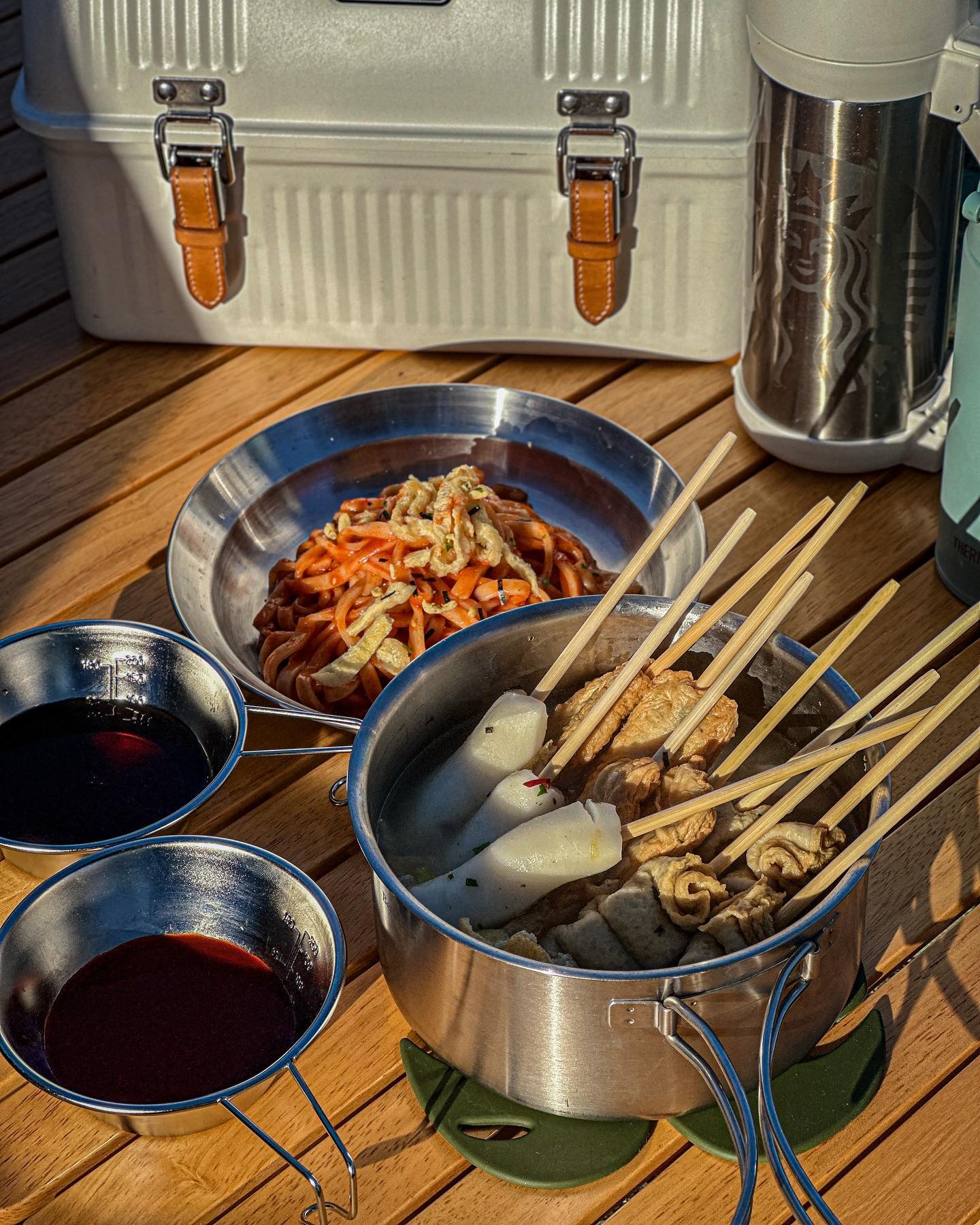 🍢🍡🍢🍡🍢🍡

밀키트란 자고로
뜯고 넣고 끓이면 장땡 🦌🍁

비빔칼국수는 비록 찬물로
헹구는 행위를 하였으나
맛있으니 장땡 🦌🍁

조리법을 따라하지 않고
비빔칼국수 2인분 중
1인분은 따로 빼놨다가
오뎅탕에 넣어먹었는데
아들이 좋아해서 장땡🦌🍁

캠핑 음식도 장땡푸드 🎴
zzangddang_food 

#제품제공#장땡푸드#어묵탕#오뎅탕#물떡#비빔국수#비빔칼국수#오뎅#캠핑밀키트#밀키트#간편식#캠핑음식#캠핑요리#캠핑메뉴#즉석요리#술안주#오뎅꼬치#집들이음식#장땡