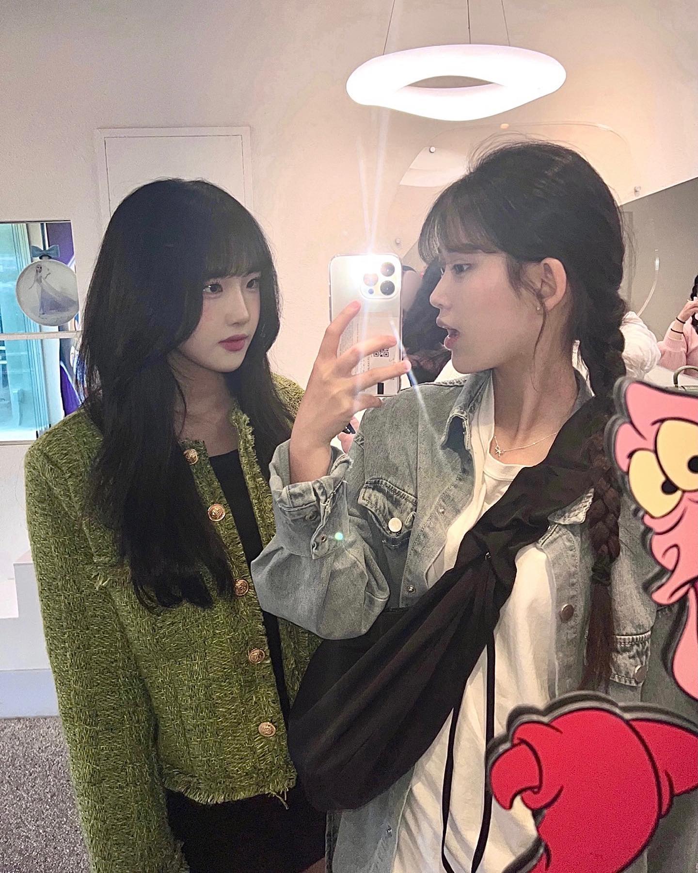 >_<