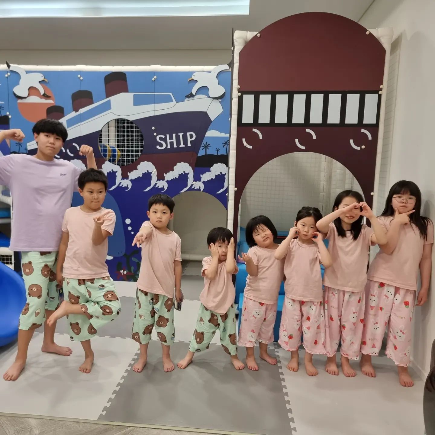 #단체복 #파자마파티 
#귀여운 #8명의아이들 
#졸귀탱💕